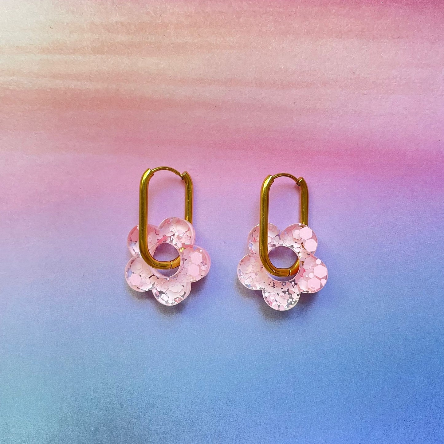 bijoux boucles d'oreilles créoles acier inoxydable ronde ovales rectangle doré argenté charm pampille fleur resine paillettes bleu brillant violet multicolore pastel vert jaune noir blanc nacré rose turquoise fuchsia orange sirène rouge néon BLOSSOM