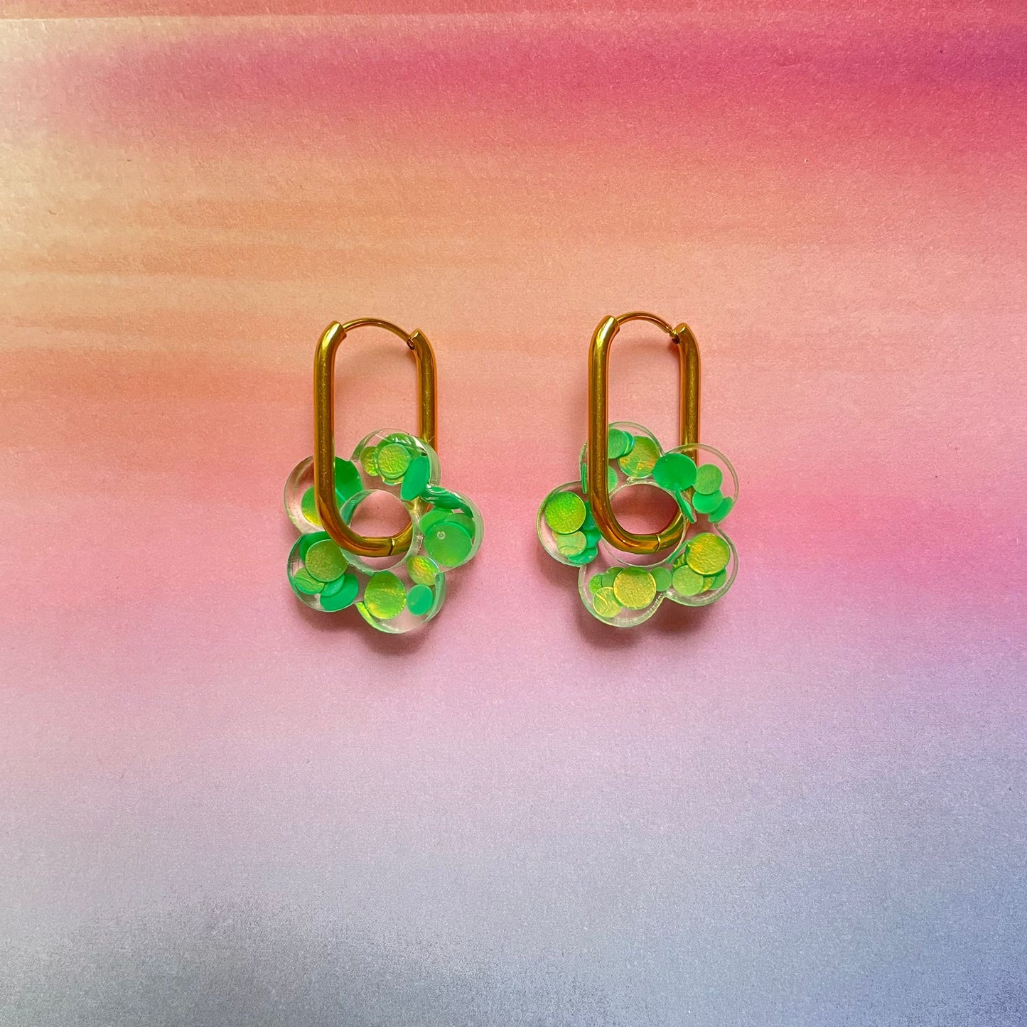 bijoux boucles d'oreilles créoles acier inoxydable ronde ovales rectangle doré argenté charm pampille fleur resine paillettes bleu brillant violet multicolore pastel vert jaune noir blanc nacré rose turquoise fuchsia orange sirène rouge néon