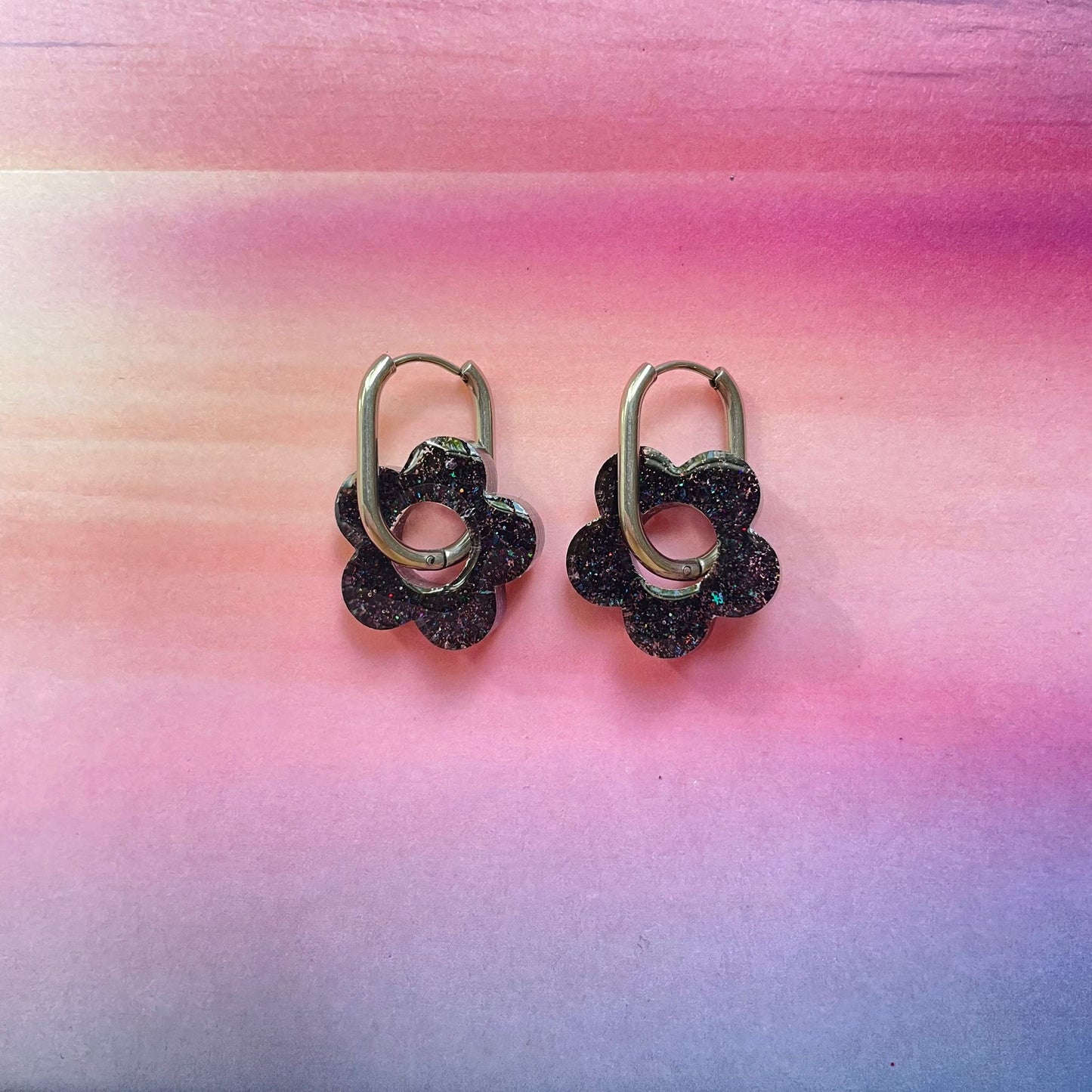 bijoux boucles d'oreilles créoles acier inoxydable ronde ovales rectangle doré argenté charm pampille fleur resine paillettes bleu brillant violet multicolore pastel vert jaune noir blanc nacré rose turquoise fuchsia orange sirène rouge néon BLOSSOM