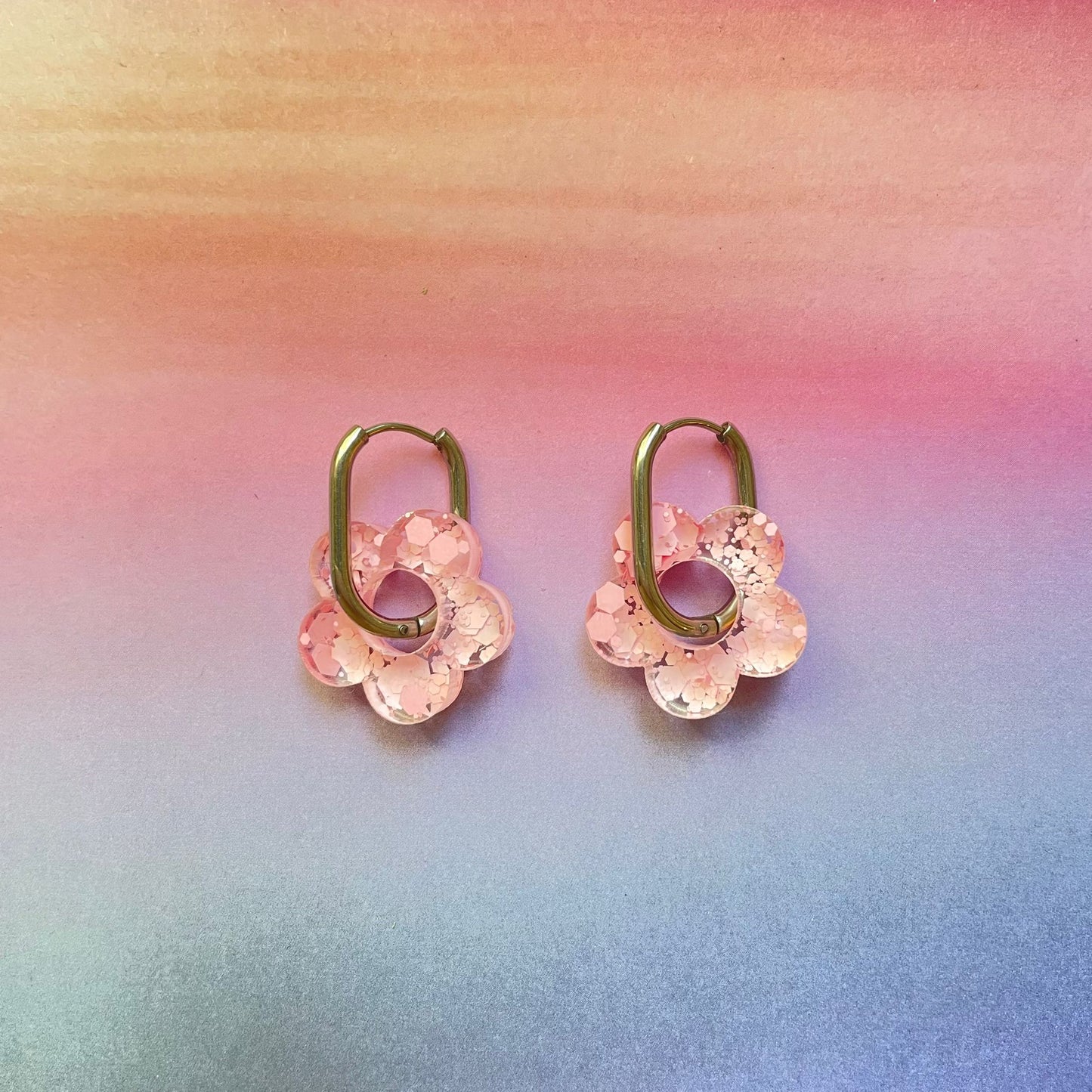 bijoux boucles d'oreilles créoles acier inoxydable ronde ovales rectangle doré argenté charm pampille fleur resine paillettes bleu brillant violet multicolore pastel vert jaune noir blanc nacré rose turquoise fuchsia orange sirène rouge néon BLOSSOM