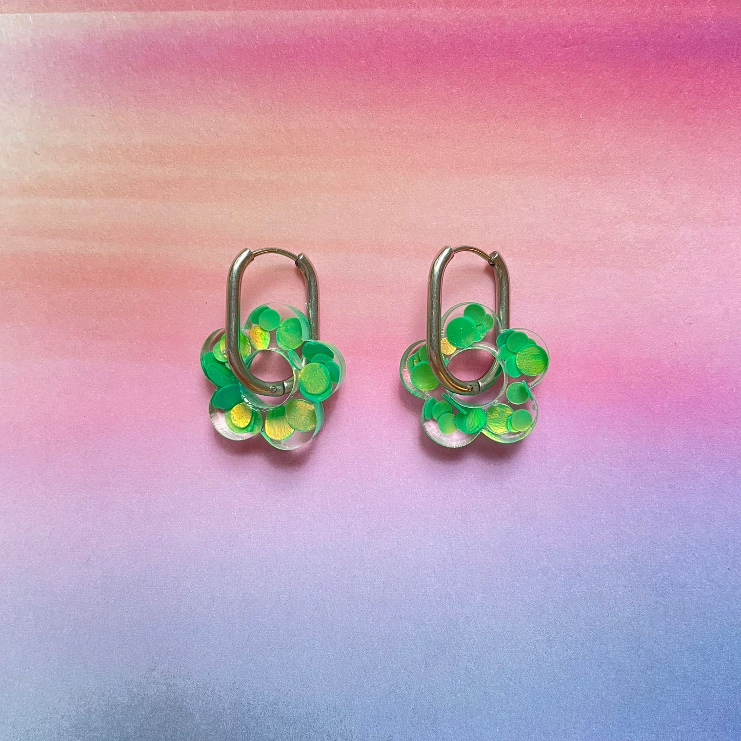 bijoux boucles d'oreilles créoles acier inoxydable ronde ovales rectangle doré argenté charm pampille fleur resine paillettes bleu brillant violet multicolore pastel vert jaune noir blanc nacré rose turquoise fuchsia orange sirène rouge néon