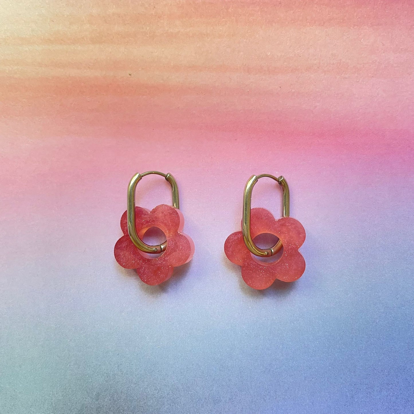 bijoux boucles d'oreilles créoles acier inoxydable ronde ovales rectangle doré argenté charm pampille fleur resine paillettes bleu brillant violet multicolore pastel vert jaune noir blanc nacré rose turquoise fuchsia orange sirène rouge néon BLOSSOM