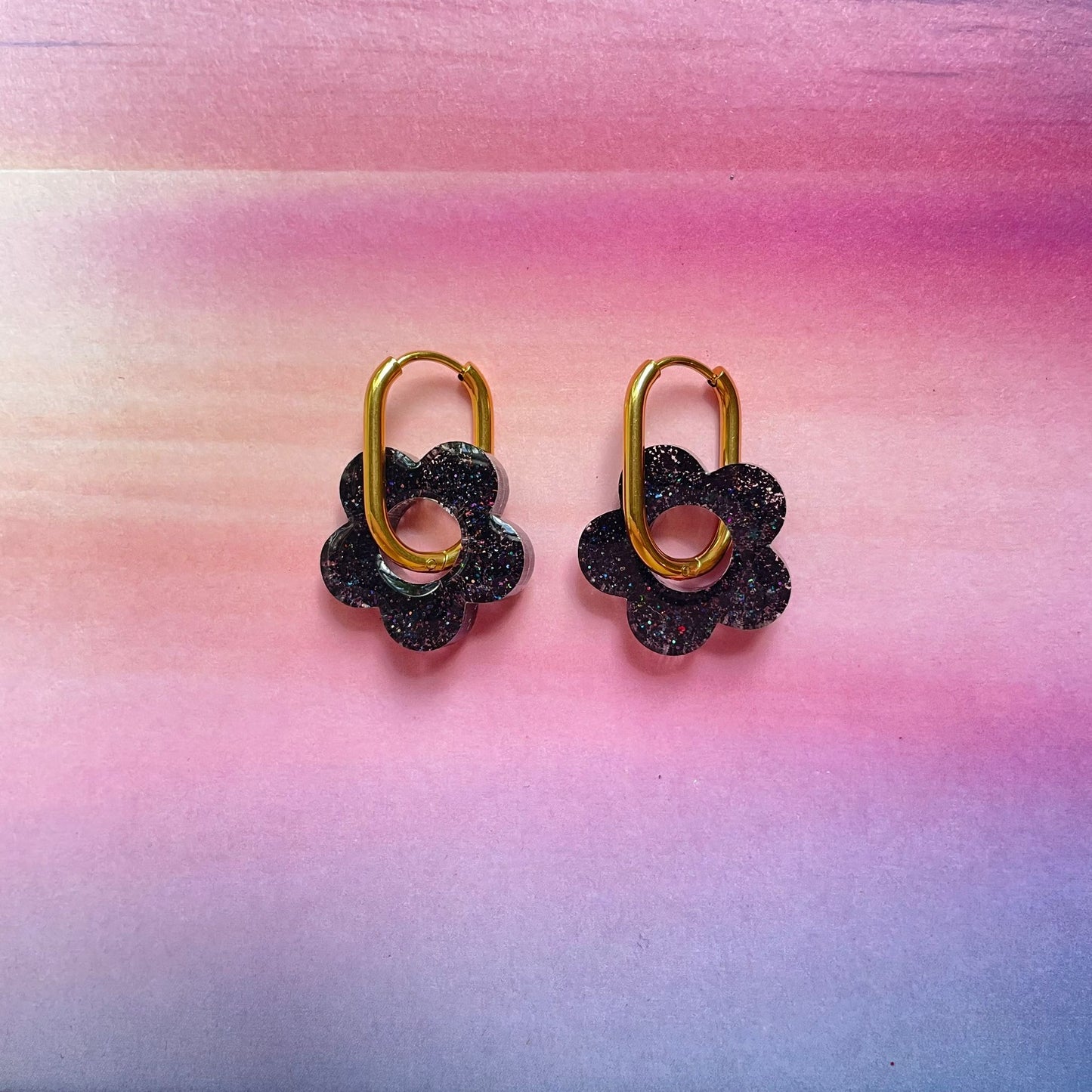 bijoux boucles d'oreilles créoles acier inoxydable ronde ovales rectangle doré argenté charm pampille fleur resine paillettes bleu brillant violet multicolore pastel vert jaune noir blanc nacré rose turquoise fuchsia orange sirène rouge néon BLOSSOM