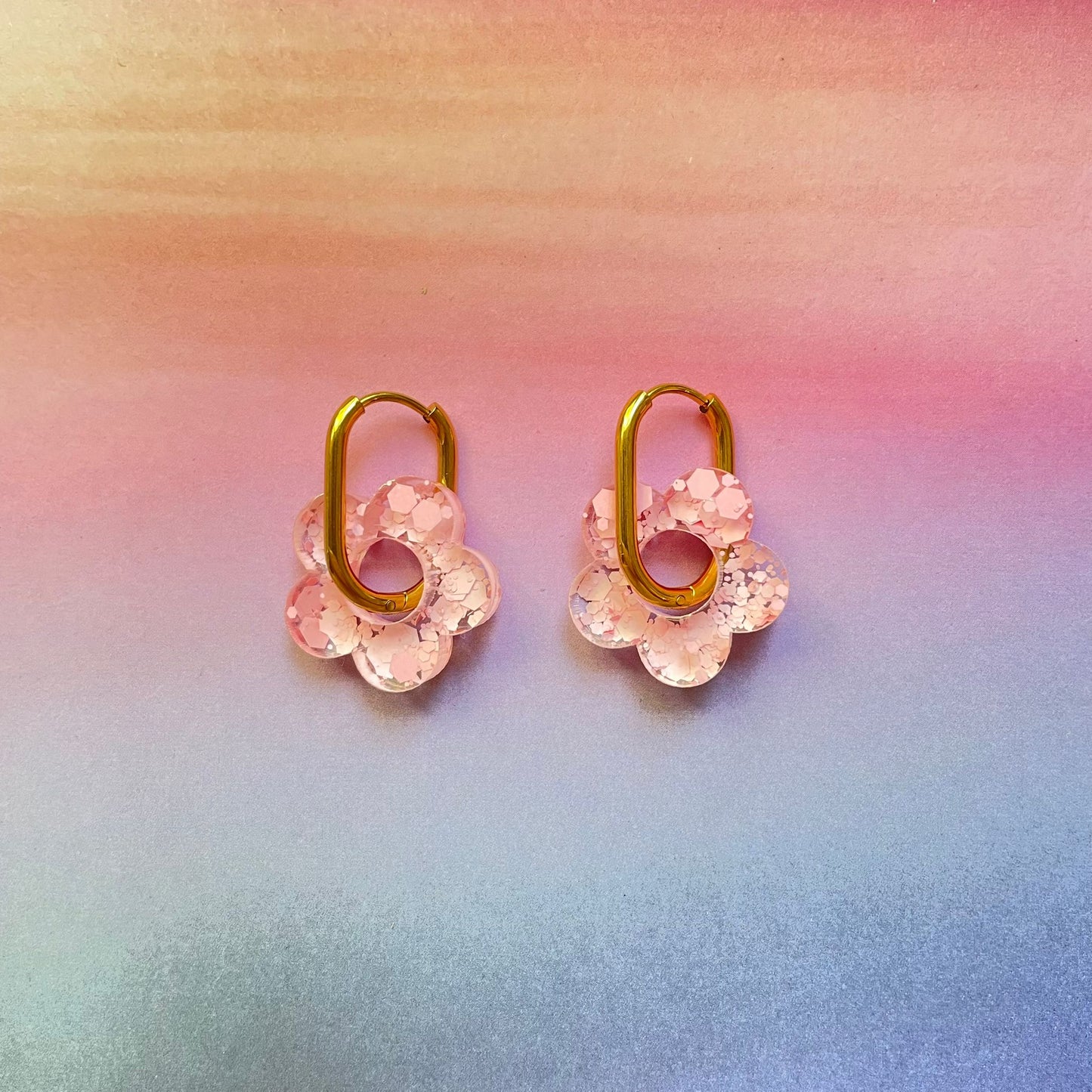bijoux boucles d'oreilles créoles acier inoxydable ronde ovales rectangle doré argenté charm pampille fleur resine paillettes bleu brillant violet multicolore pastel vert jaune noir blanc nacré rose turquoise fuchsia orange sirène rouge néon BLOSSOM
