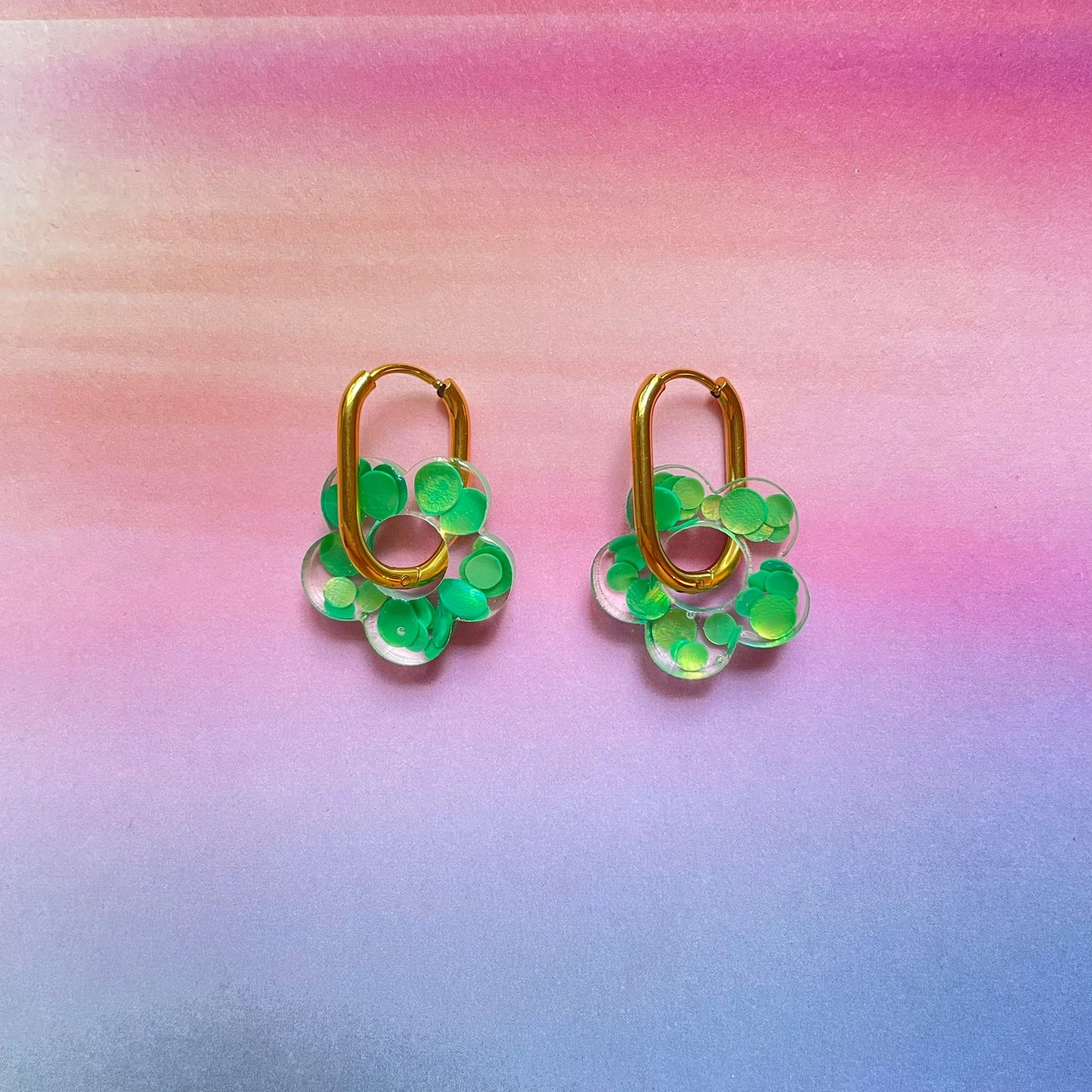 bijoux boucles d'oreilles créoles acier inoxydable ronde ovales rectangle doré argenté charm pampille fleur resine paillettes bleu brillant violet multicolore pastel vert jaune noir blanc nacré rose turquoise fuchsia orange sirène rouge néon
