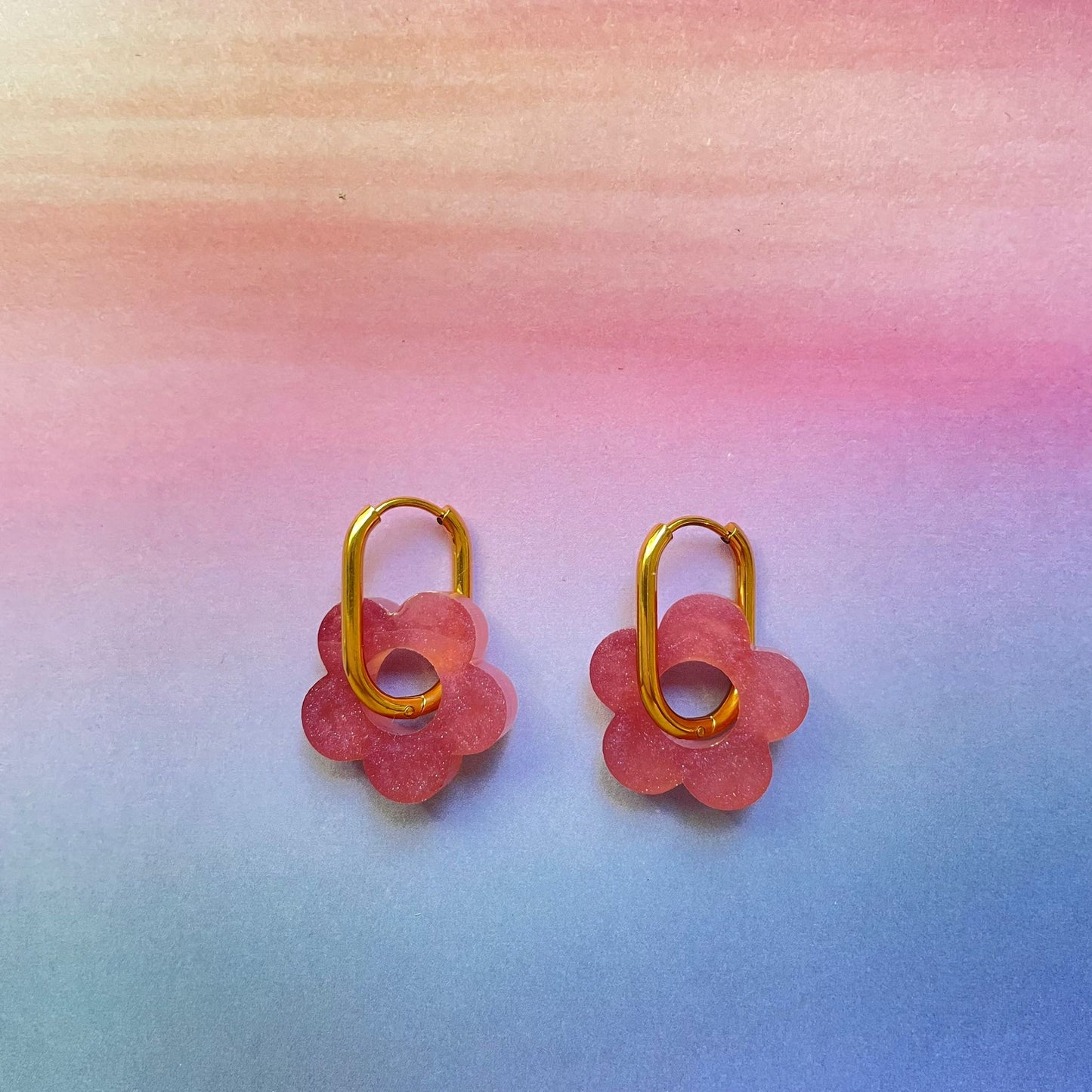 bijoux boucles d'oreilles créoles acier inoxydable ronde ovales rectangle doré argenté charm pampille fleur resine paillettes bleu brillant violet multicolore pastel vert jaune noir blanc nacré rose turquoise fuchsia orange sirène rouge néon BLOSSOM