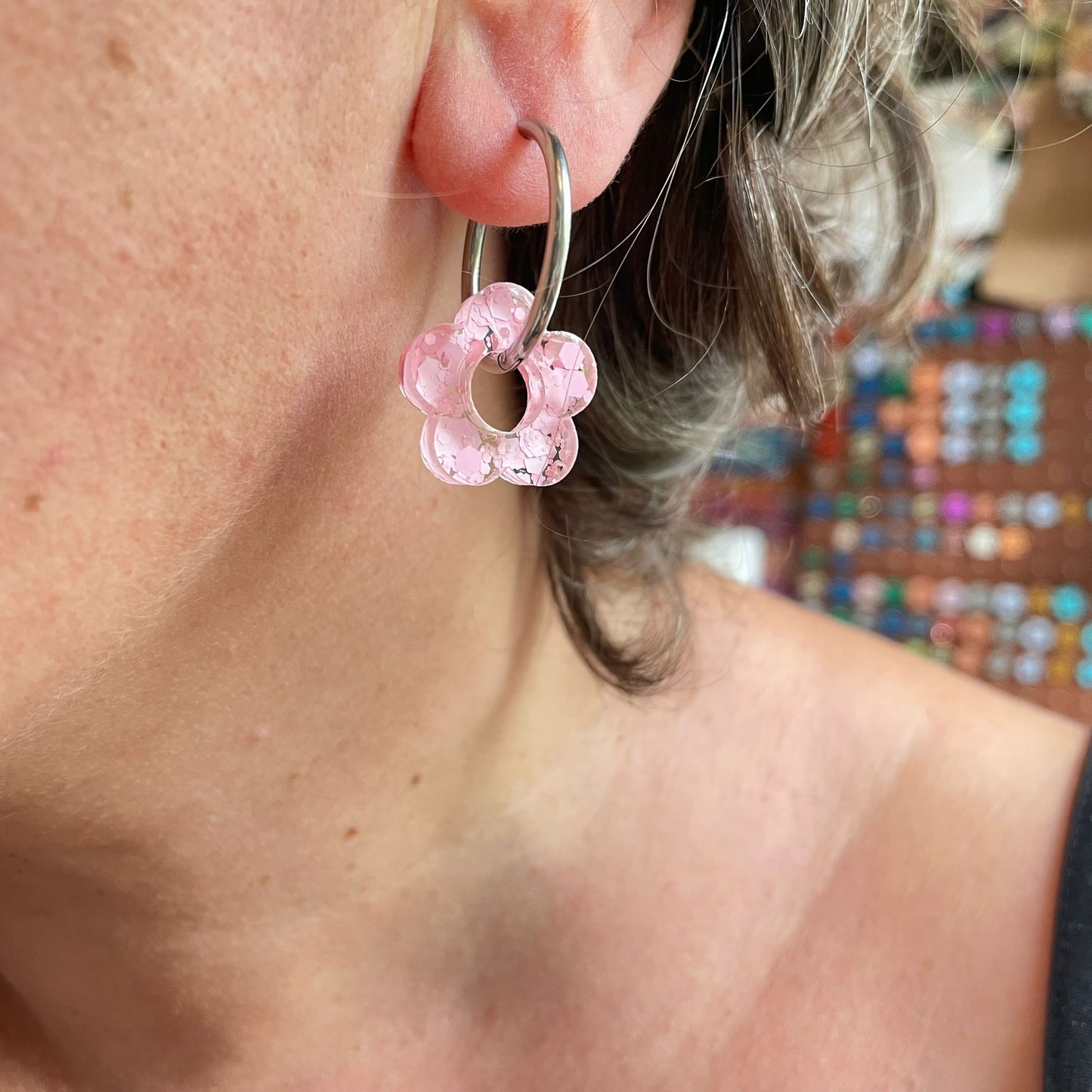bijoux boucles d'oreilles créoles acier inoxydable ronde ovales rectangle doré argenté charm pampille fleur resine paillettes bleu brillant violet multicolore pastel vert jaune noir blanc nacré rose turquoise fuchsia orange sirène rouge néon BLOSSOM
