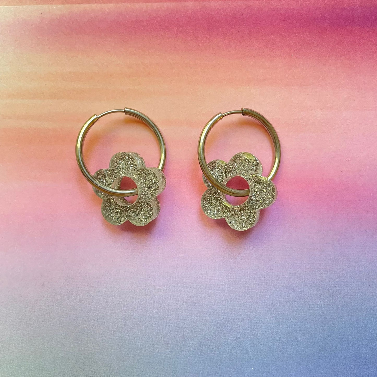 bijoux boucles d'oreilles créoles acier inoxydable ronde ovales rectangle doré argenté charm pampille fleur resine paillettes bleu brillant violet multicolore pastel vert jaune noir blanc nacré rose turquoise fuchsia orange sirène rouge néon blossom