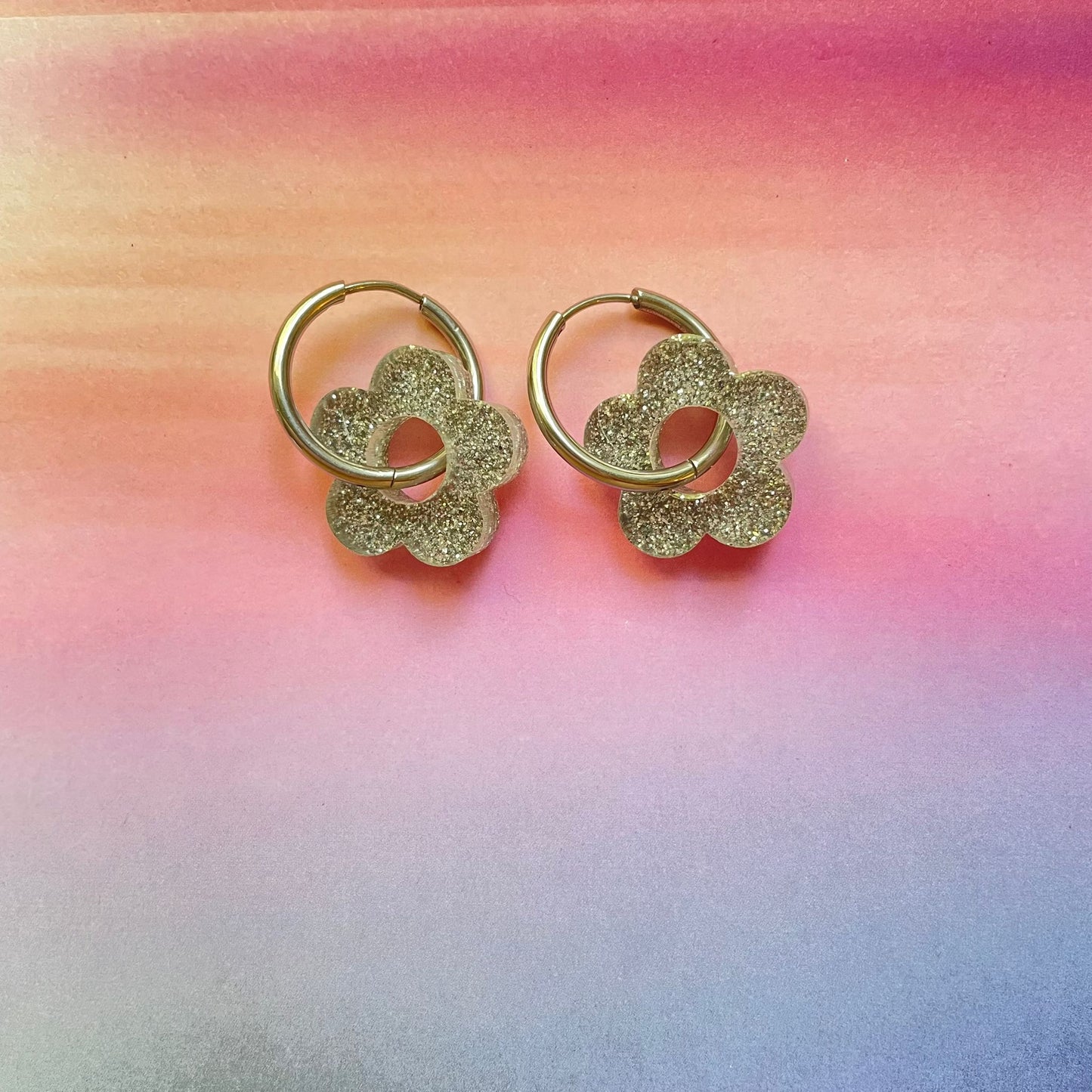 bijoux boucles d'oreilles créoles acier inoxydable ronde ovales rectangle doré argenté charm pampille fleur resine paillettes bleu brillant violet multicolore pastel vert jaune noir blanc nacré rose turquoise fuchsia orange sirène rouge néon blossom