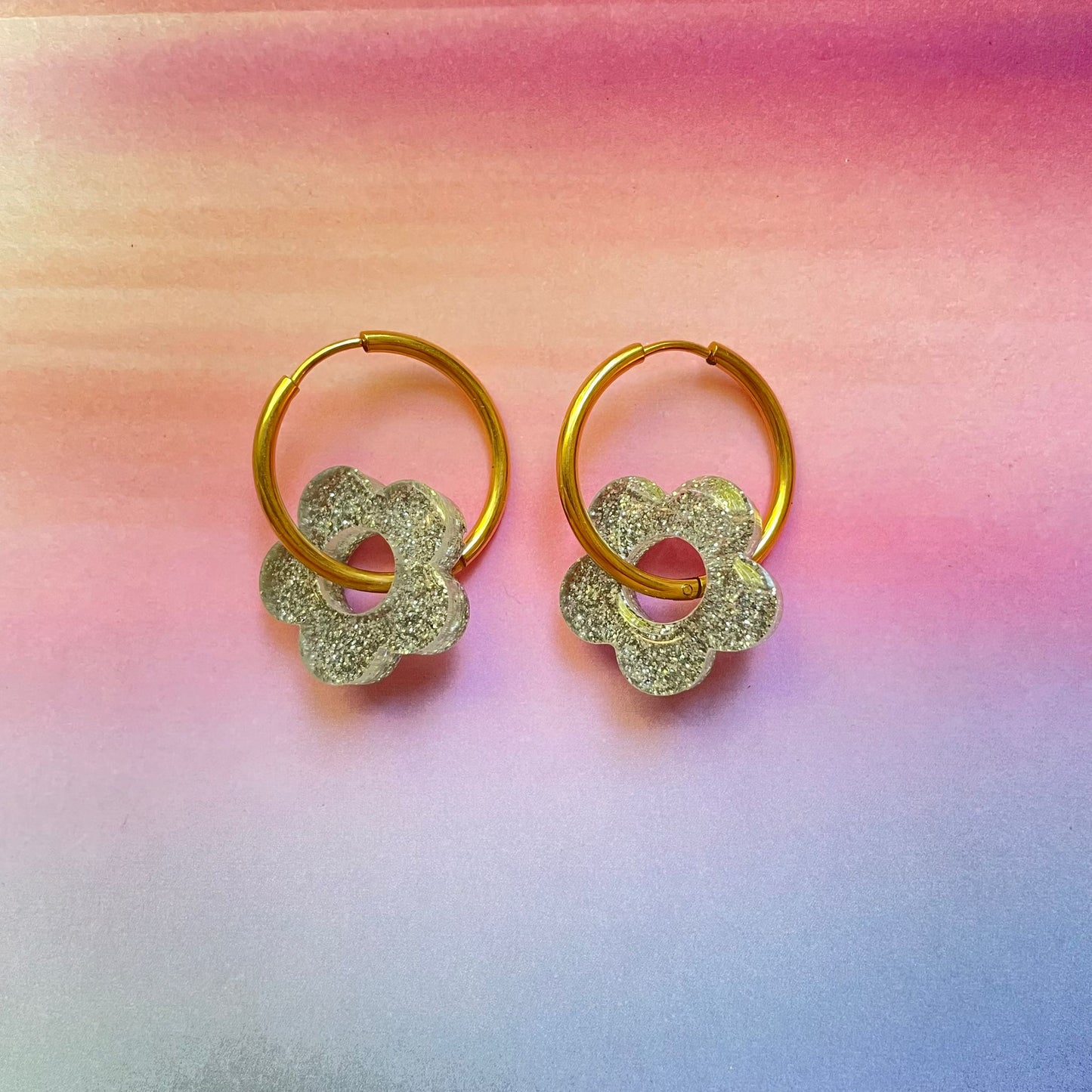 bijoux boucles d'oreilles créoles acier inoxydable ronde ovales rectangle doré argenté charm pampille fleur resine paillettes bleu brillant violet multicolore pastel vert jaune noir blanc nacré rose turquoise fuchsia orange sirène rouge néon blossom