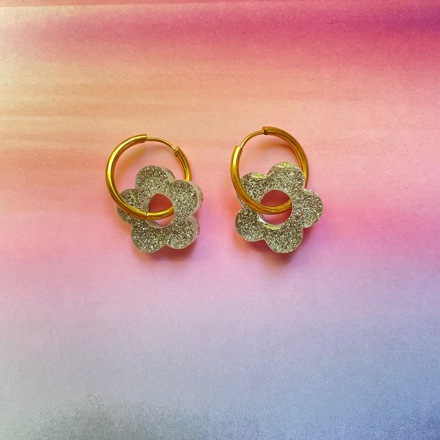 bijoux boucles d'oreilles créoles acier inoxydable ronde ovales rectangle doré argenté charm pampille fleur resine paillettes bleu brillant violet multicolore pastel vert jaune noir blanc nacré rose turquoise fuchsia orange sirène rouge néon blossom