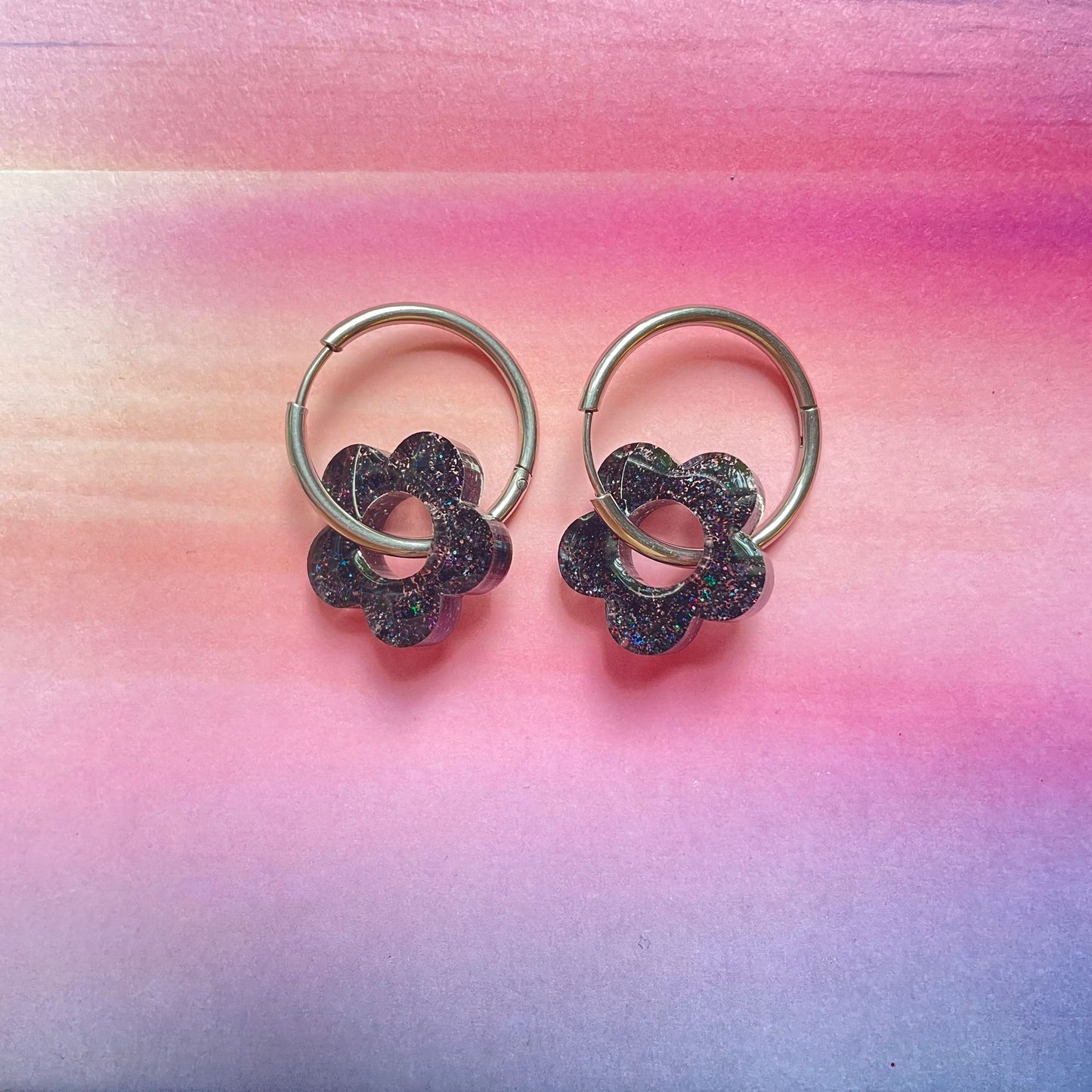 bijoux boucles d'oreilles créoles acier inoxydable ronde ovales rectangle doré argenté charm pampille fleur resine paillettes bleu brillant violet multicolore pastel vert jaune noir blanc nacré rose turquoise fuchsia orange sirène rouge néon BLOSSOM