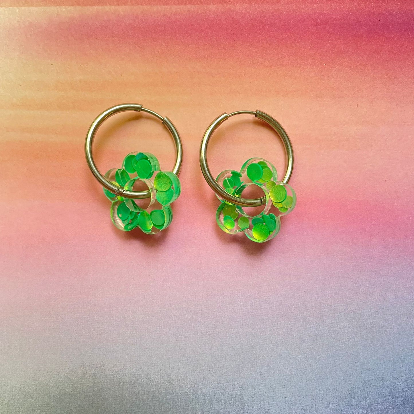 bijoux boucles d'oreilles créoles acier inoxydable ronde ovales rectangle doré argenté charm pampille fleur resine paillettes bleu brillant violet multicolore pastel vert jaune noir blanc nacré rose turquoise fuchsia orange sirène rouge néon