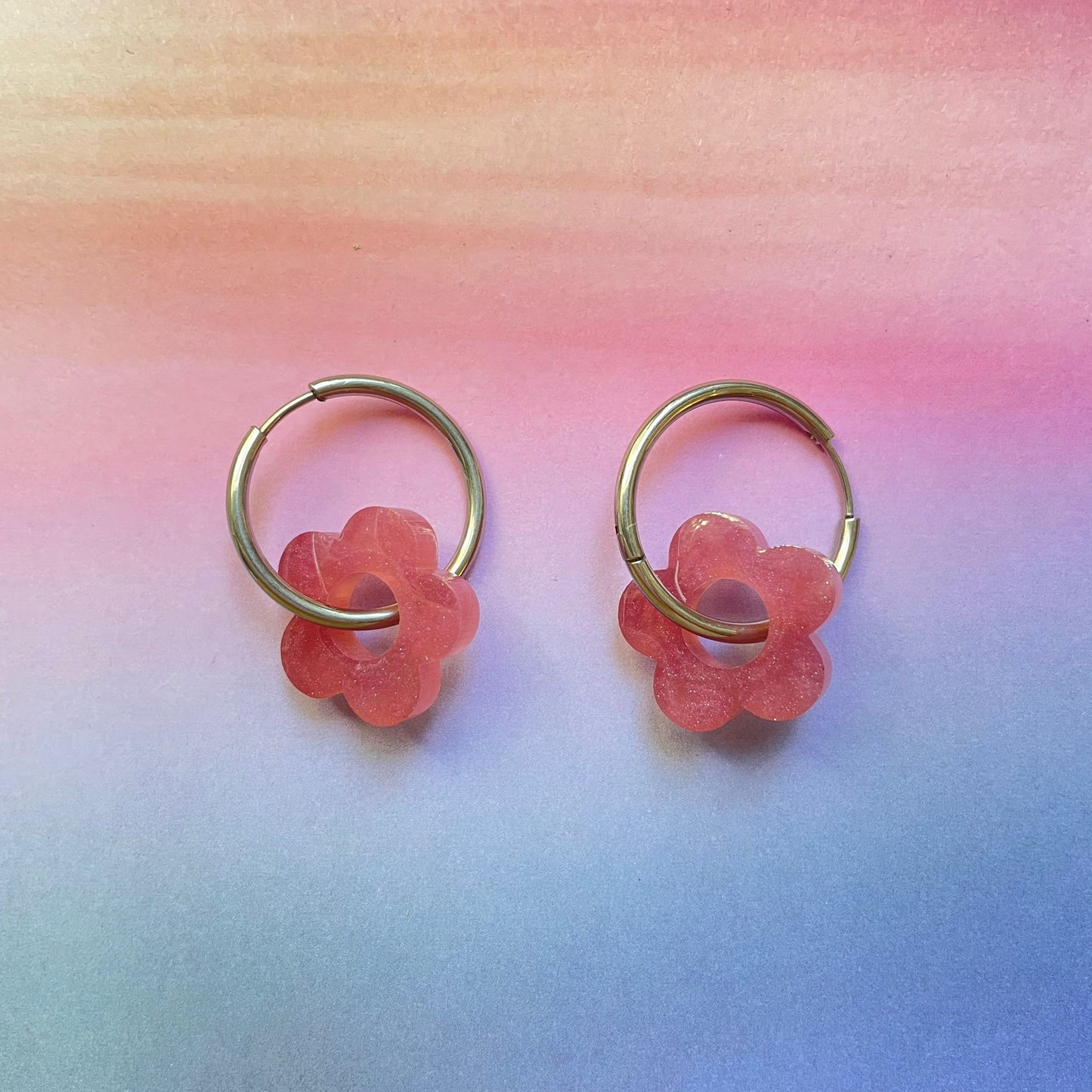 bijoux boucles d'oreilles créoles acier inoxydable ronde ovales rectangle doré argenté charm pampille fleur resine paillettes bleu brillant violet multicolore pastel vert jaune noir blanc nacré rose turquoise fuchsia orange sirène rouge néon BLOSSOM