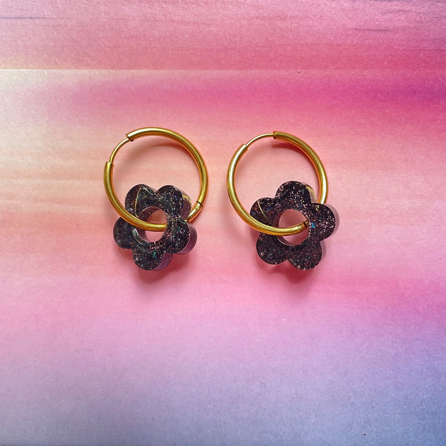 bijoux boucles d'oreilles créoles acier inoxydable ronde ovales rectangle doré argenté charm pampille fleur resine paillettes bleu brillant violet multicolore pastel vert jaune noir blanc nacré rose turquoise fuchsia orange sirène rouge néon