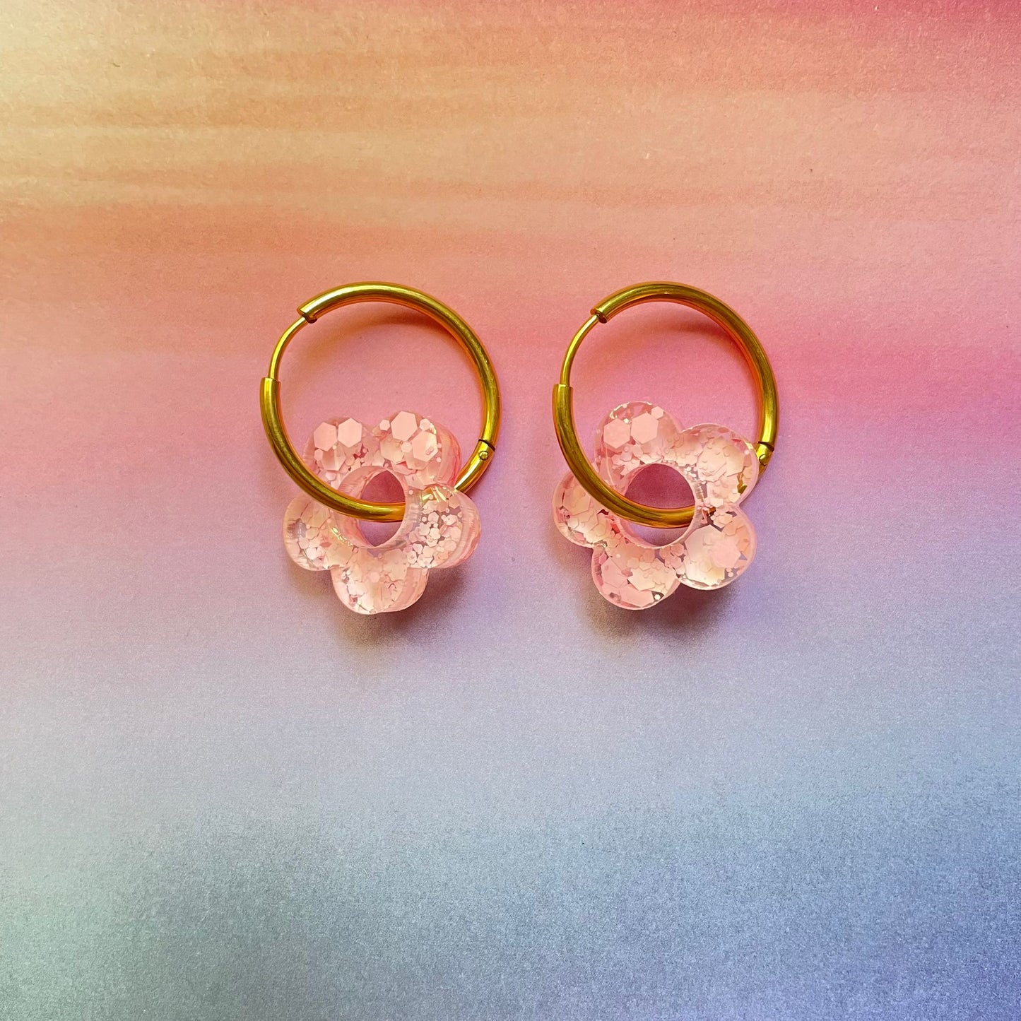 bijoux boucles d'oreilles créoles acier inoxydable ronde ovales rectangle doré argenté charm pampille fleur resine paillettes bleu brillant violet multicolore pastel vert jaune noir blanc nacré rose turquoise fuchsia orange sirène rouge néon BLOSSOM
