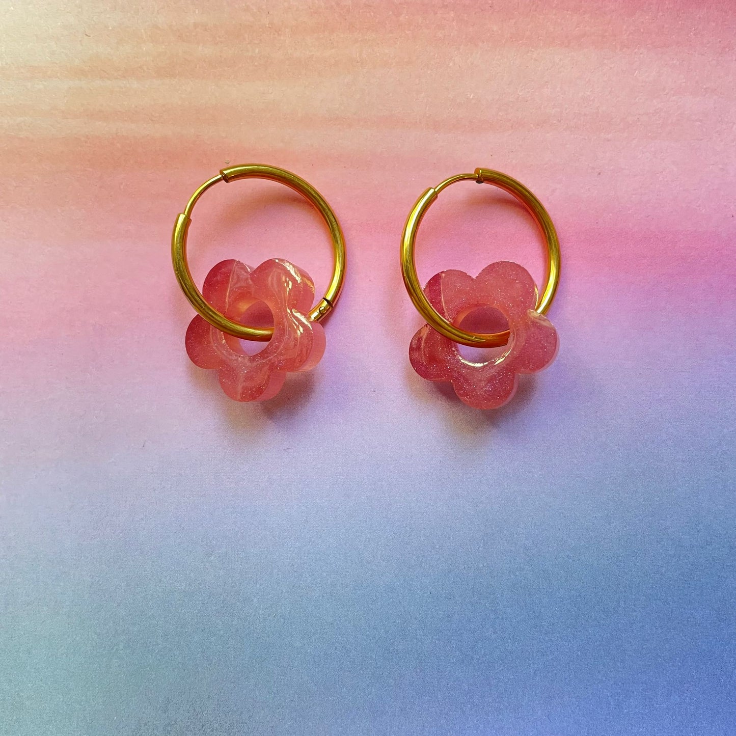 bijoux boucles d'oreilles créoles acier inoxydable ronde ovales rectangle doré argenté charm pampille fleur resine paillettes bleu brillant violet multicolore pastel vert jaune noir blanc nacré rose turquoise fuchsia orange sirène rouge néon BLOSSOM