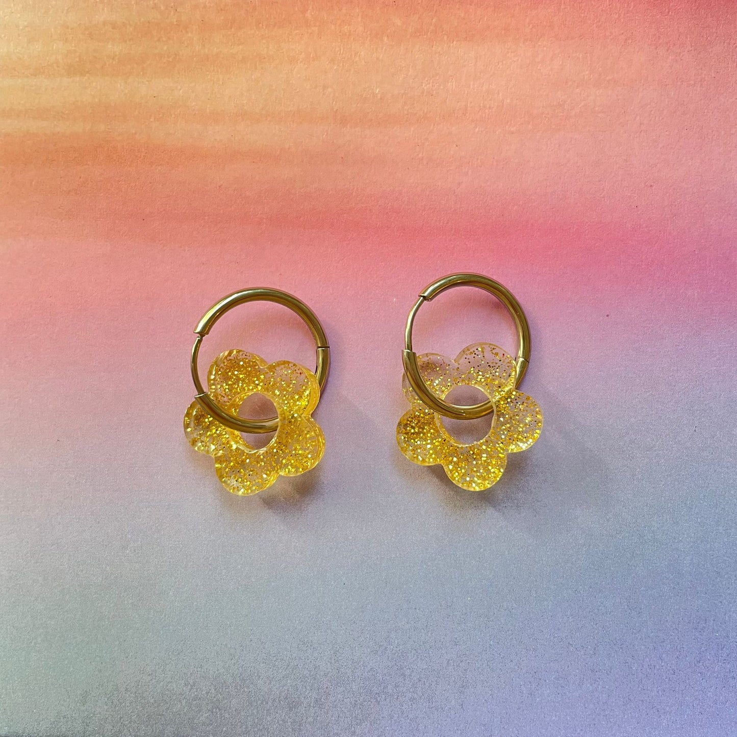 bijoux boucles d'oreilles créoles acier inoxydable ronde ovales rectangle doré argenté charm pampille fleur resine paillettes bleu brillant violet multicolore pastel vert jaune noir blanc nacré rose turquoise fuchsia orange sirène rouge néon