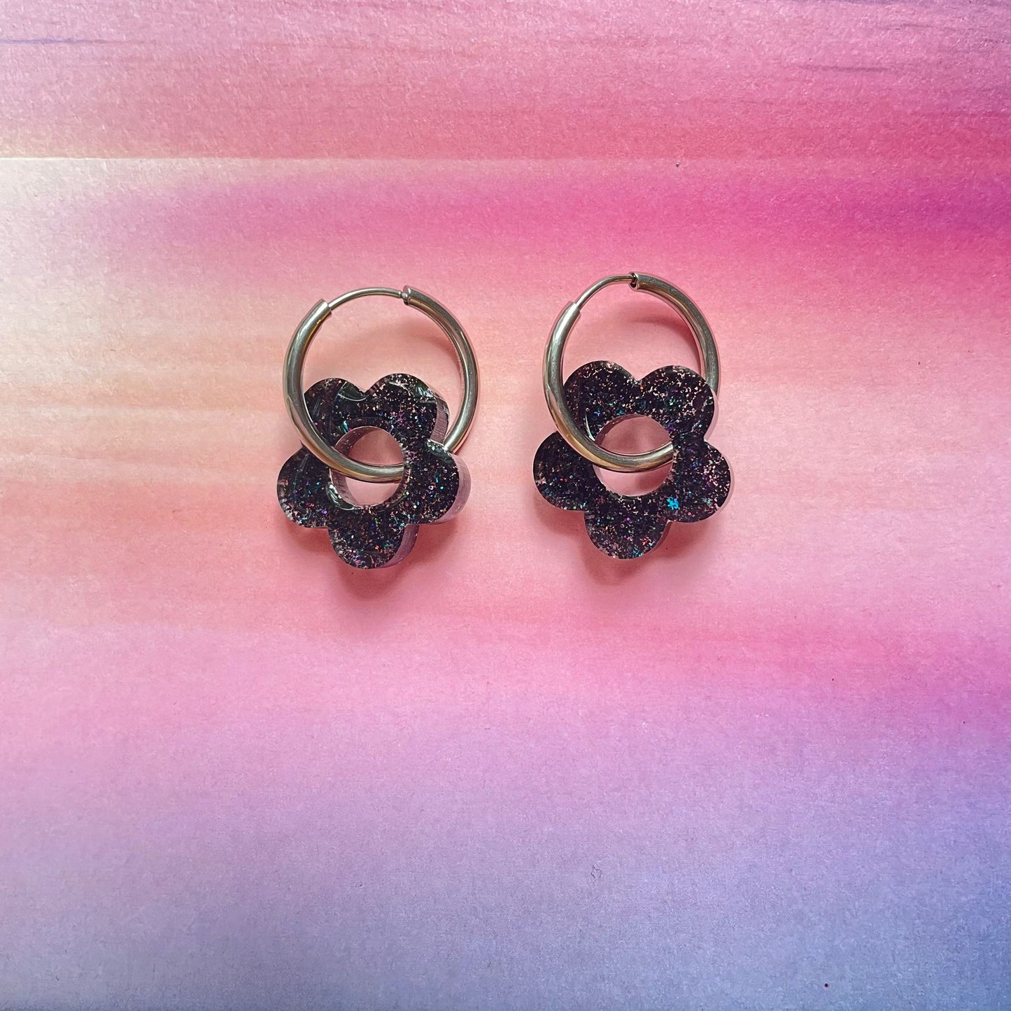 bijoux boucles d'oreilles créoles acier inoxydable ronde ovales rectangle doré argenté charm pampille fleur resine paillettes bleu brillant violet multicolore pastel vert jaune noir blanc nacré rose turquoise fuchsia orange sirène rouge néon BLOSSOM