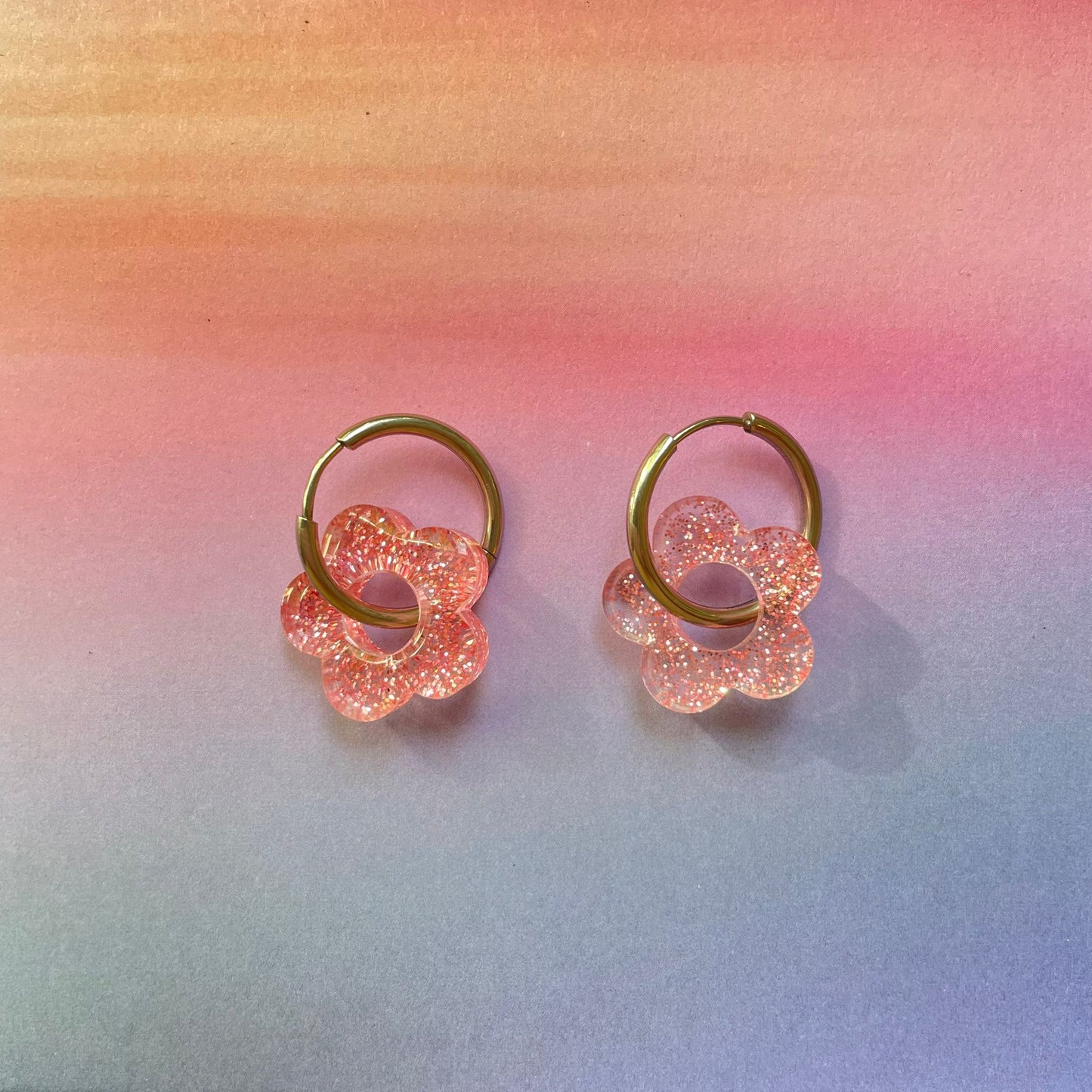 bijoux boucles d'oreilles créoles acier inoxydable ronde ovales rectangle doré argenté charm pampille fleur resine paillettes bleu brillant violet multicolore pastel vert jaune noir blanc nacré rose turquoise fuchsia orange sirène rouge néon BLOSSOM