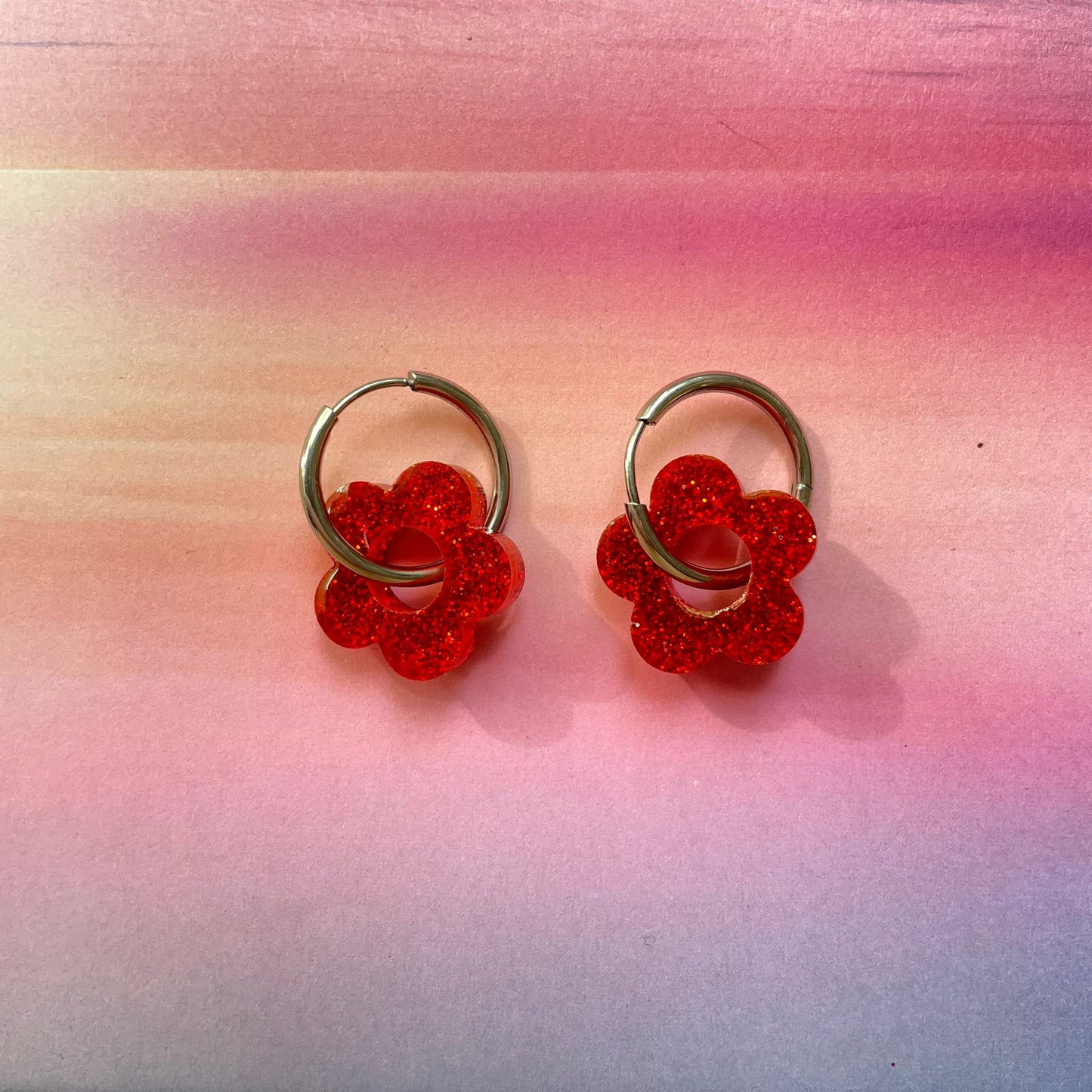 bijoux boucles d'oreilles créoles acier inoxydable ronde ovales rectangle doré argenté charm pampille fleur resine paillettes bleu brillant violet multicolore pastel vert jaune noir blanc nacré rose turquoise fuchsia orange sirène rouge néon BLOSSOM