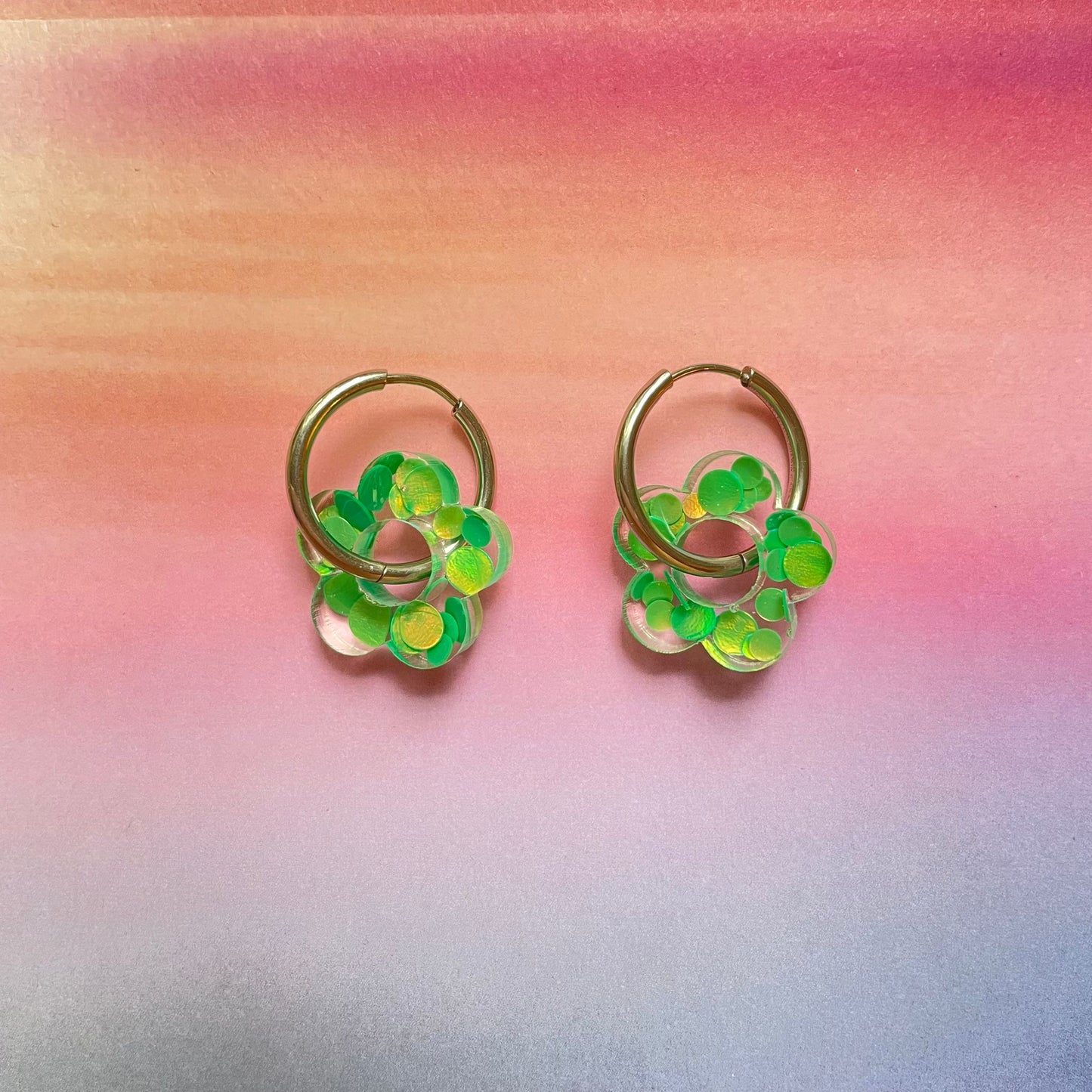 bijoux boucles d'oreilles créoles acier inoxydable ronde ovales rectangle doré argenté charm pampille fleur resine paillettes bleu brillant violet multicolore pastel vert jaune noir blanc nacré rose turquoise fuchsia orange sirène rouge néon