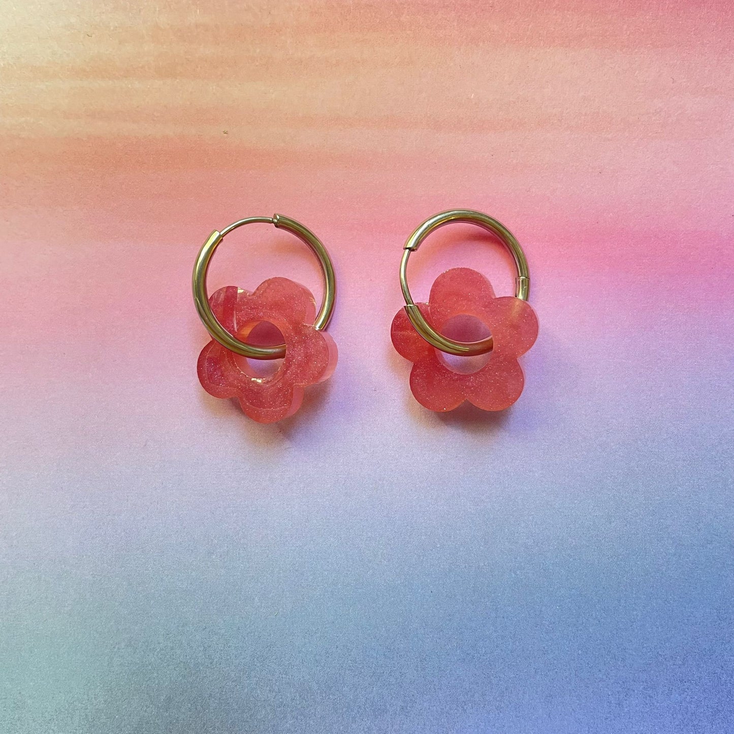 bijoux boucles d'oreilles créoles acier inoxydable ronde ovales rectangle doré argenté charm pampille fleur resine paillettes bleu brillant violet multicolore pastel vert jaune noir blanc nacré rose turquoise fuchsia orange sirène rouge néon BLOSSOM