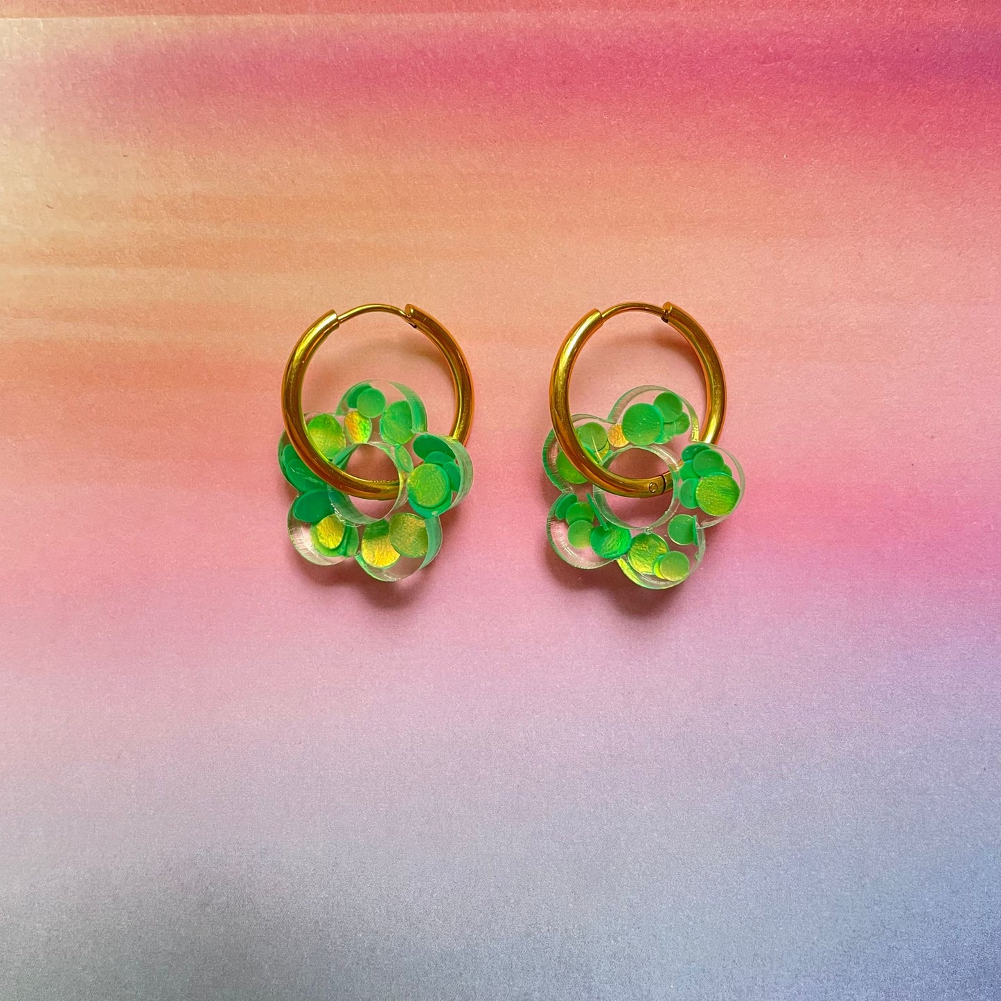 bijoux boucles d'oreilles créoles acier inoxydable ronde ovales rectangle doré argenté charm pampille fleur resine paillettes bleu brillant violet multicolore pastel vert jaune noir blanc nacré rose turquoise fuchsia orange sirène rouge néon