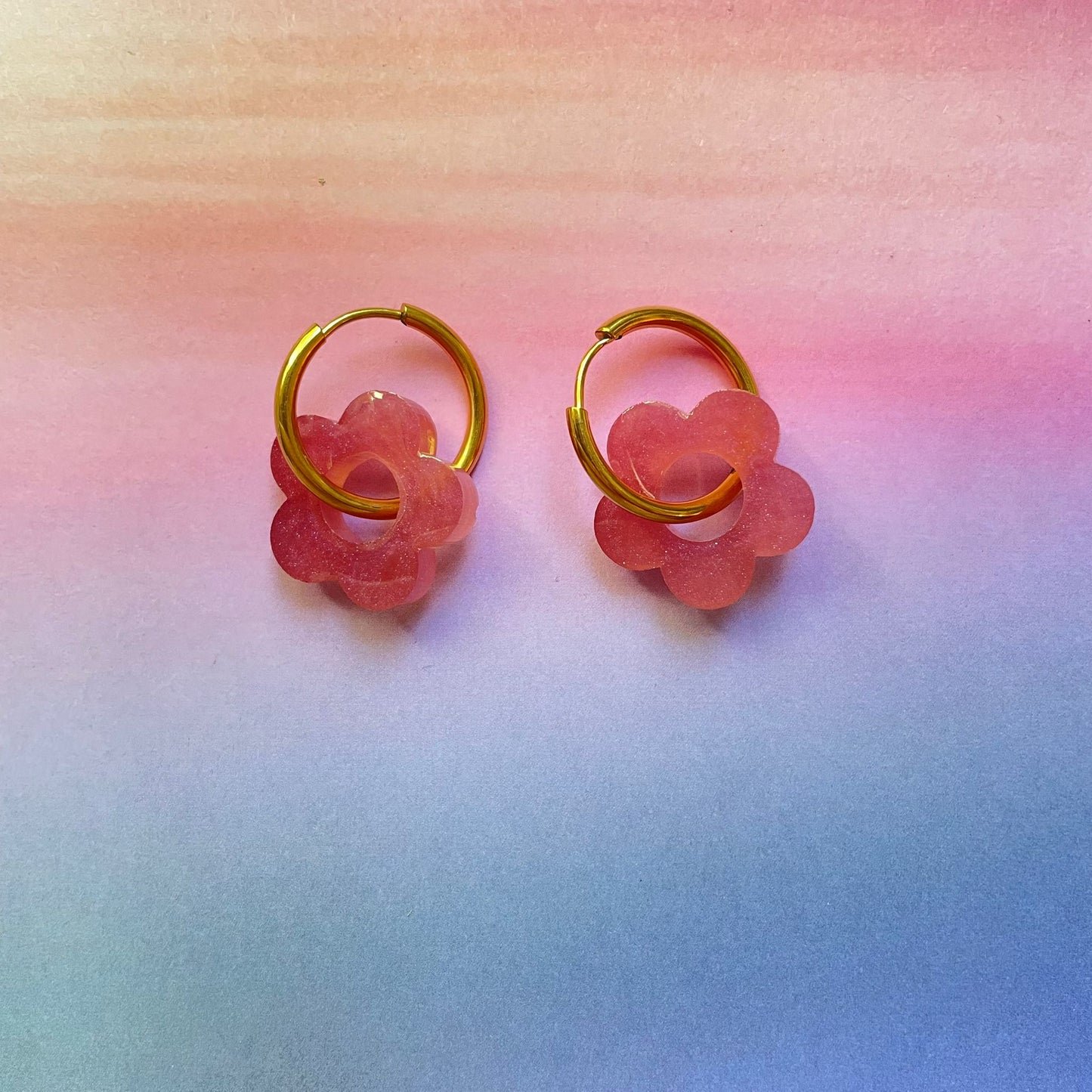 bijoux boucles d'oreilles créoles acier inoxydable ronde ovales rectangle doré argenté charm pampille fleur resine paillettes bleu brillant violet multicolore pastel vert jaune noir blanc nacré rose turquoise fuchsia orange sirène rouge néon BLOSSOM