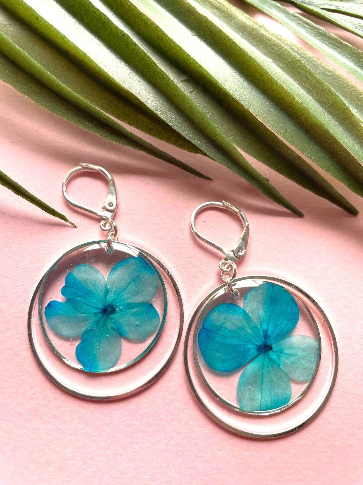 boucles d'oreilles argent acier inoxydable dormeuses hortensia rond transparent fleur séchée créateur fait main blanc rouge bleu violet rose