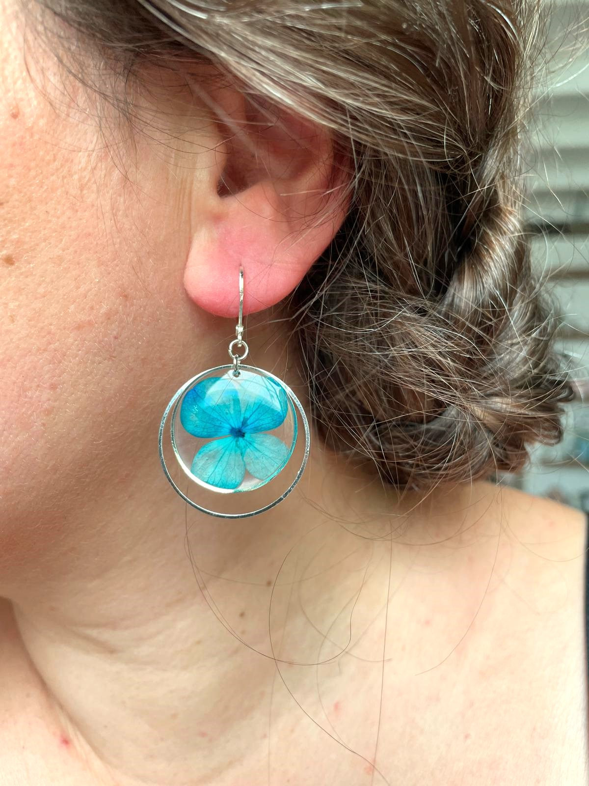 boucles d'oreilles argent acier inoxydable dormeuses hortensia rond transparent fleur séchée créateur fait main blanc rouge bleu violet rose