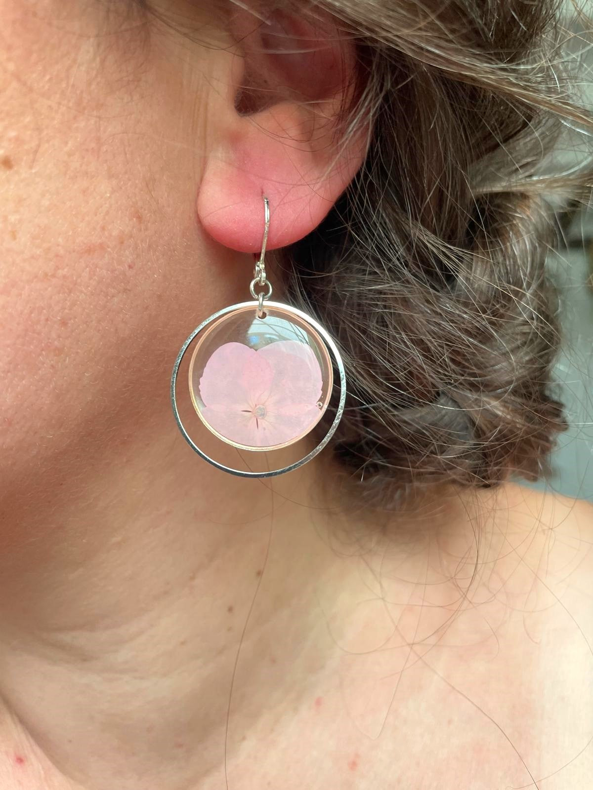 boucles d'oreilles argent acier inoxydable dormeuses hortensia rond transparent fleur séchée créateur fait main blanc rouge bleu violet rose