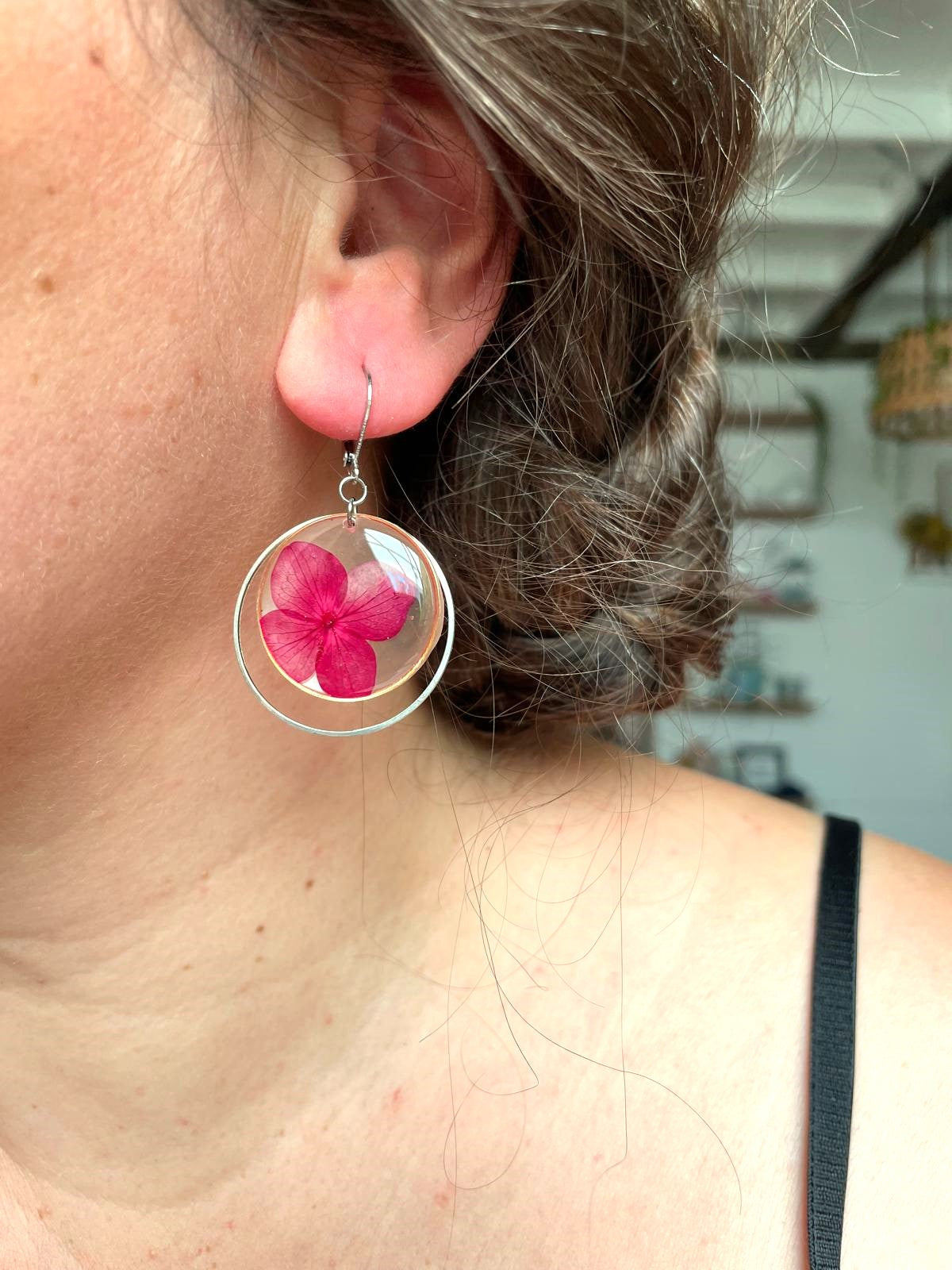 boucles d'oreilles argent acier inoxydable dormeuses hortensia rond transparent fleur séchée créateur fait main blanc rouge bleu violet rose fushia