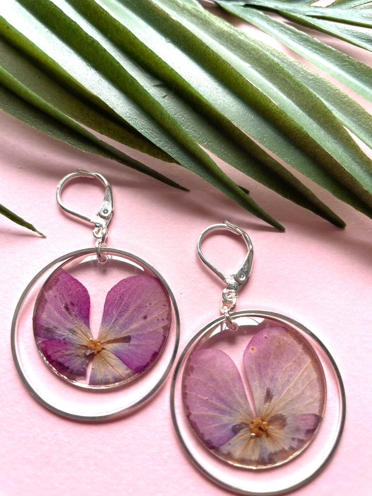 boucles d'oreilles argent acier inoxydable dormeuses hortensia rond transparent fleur séchée créateur fait main blanc rouge bleu violet rose fushia