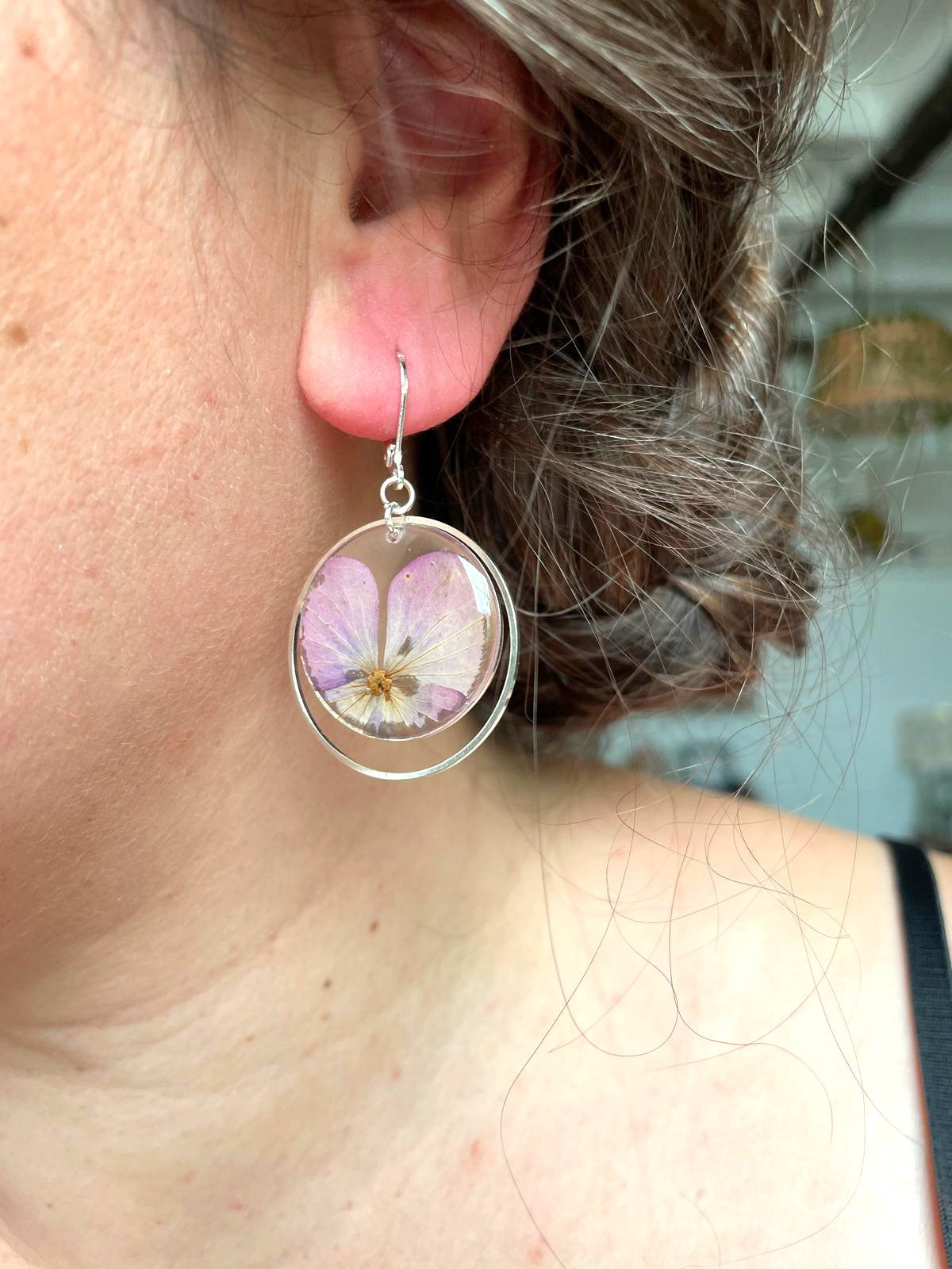 boucles d'oreilles argent acier inoxydable dormeuses hortensia rond transparent fleur séchée créateur fait main blanc rouge bleu violet rose fushia