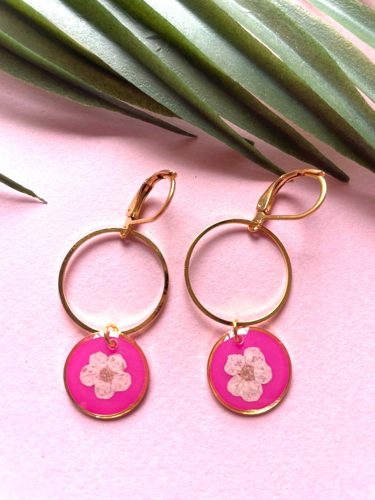boucles d'oreilles or doré acier inoxydable dormeuses spirée goutte rond fond rose blanc transparent fleur séchée créateur fait main blanc fuchsia