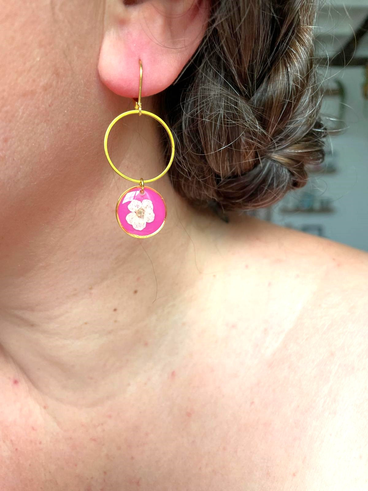 boucles d'oreilles or doré acier inoxydable dormeuses spirée goutte rond fond rose blanc transparent fleur séchée créateur fait main blanc fuchsia