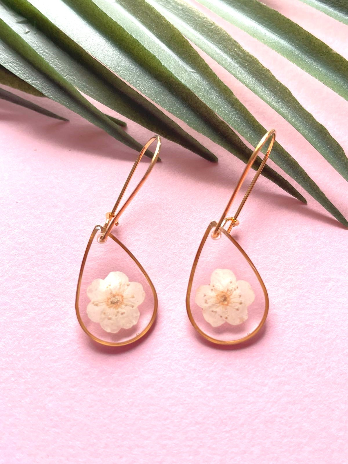 boucles d'oreilles or doré acier inoxydable dormeuses spirée goutte rond fond rose blanc transparent fleur séchée créateur fait main blanc fuchsia