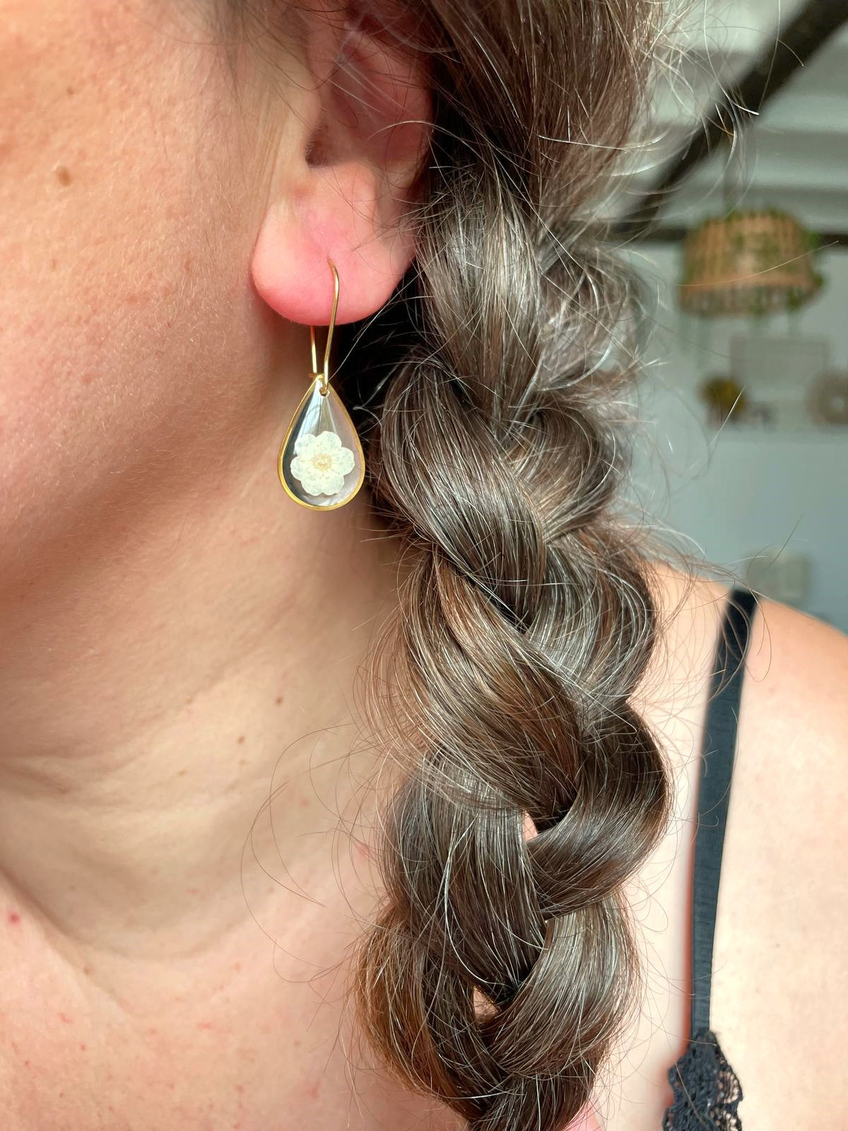 boucles d'oreilles or doré acier inoxydable dormeuses spirée goutte rond fond rose blanc transparent fleur séchée créateur fait main blanc fuchsia