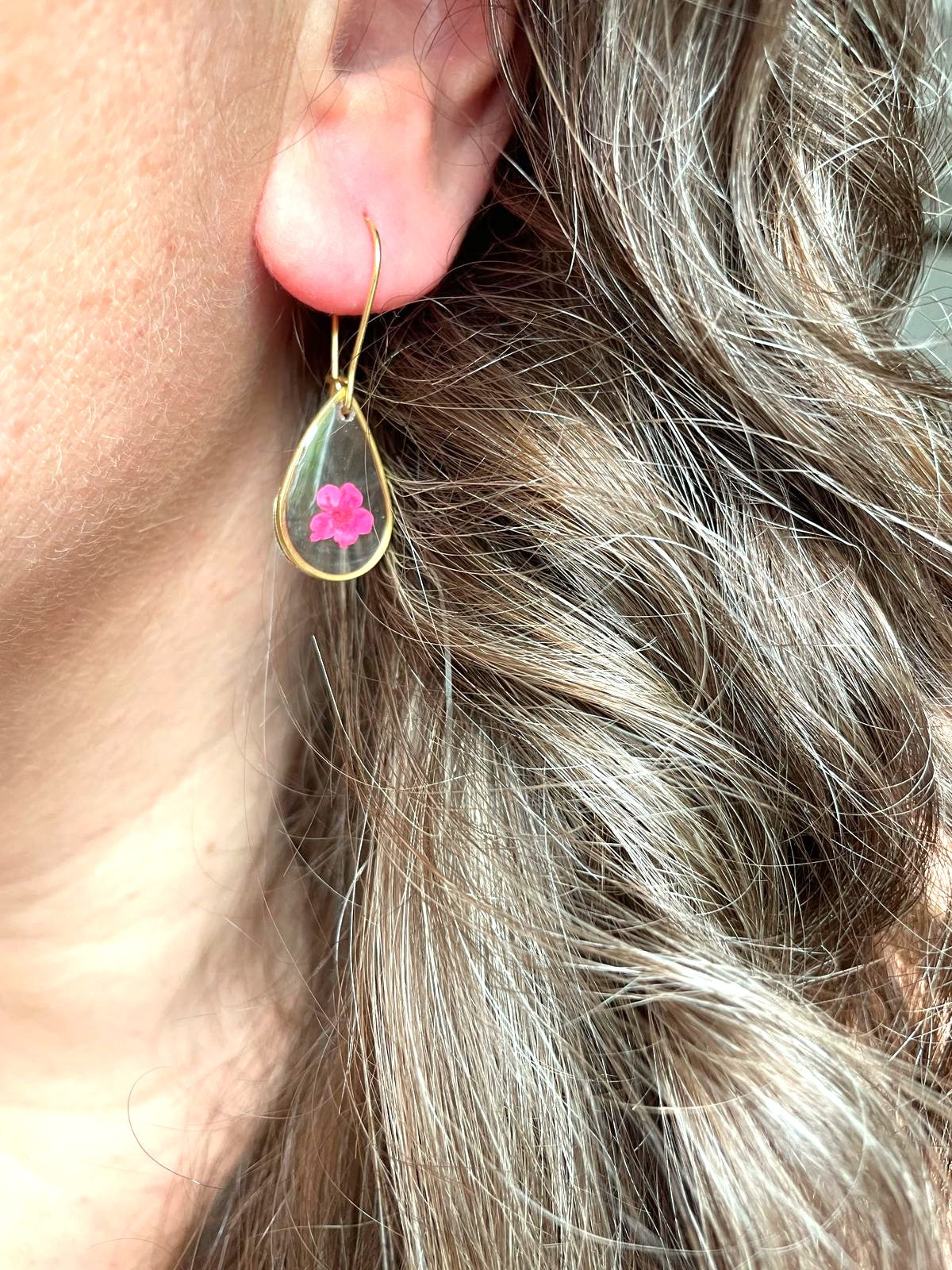 boucles d'oreilles or doré acier inoxydable dormeuses spirée goutte rond fond rose blanc transparent fleur séchée créateur fait main blanc fuchsia