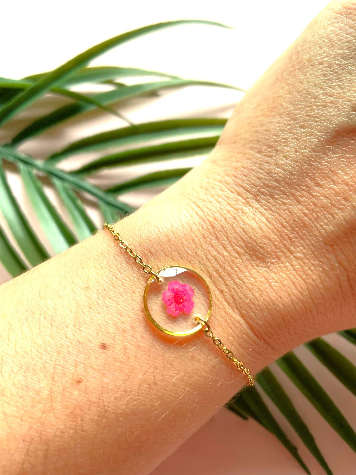 bracelet fin chaine acier inoxydable médaillon fleur sechee rose resine spiree rose, bleu, turquoise, or, argent, orange, rouge, violet, noir, blanc spiree myosotis