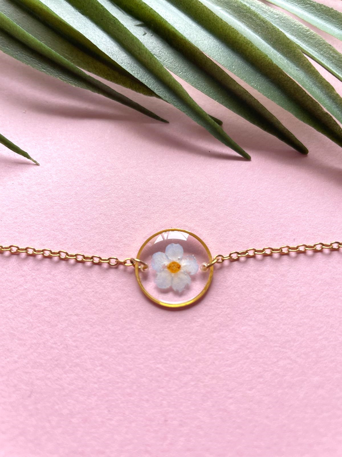 bracelet fin chaine acier inoxydable médaillon fleur sechee rose resine spiree rose, bleu, turquoise, or, argent, orange, rouge, violet, noir, blanc spiree myosotis