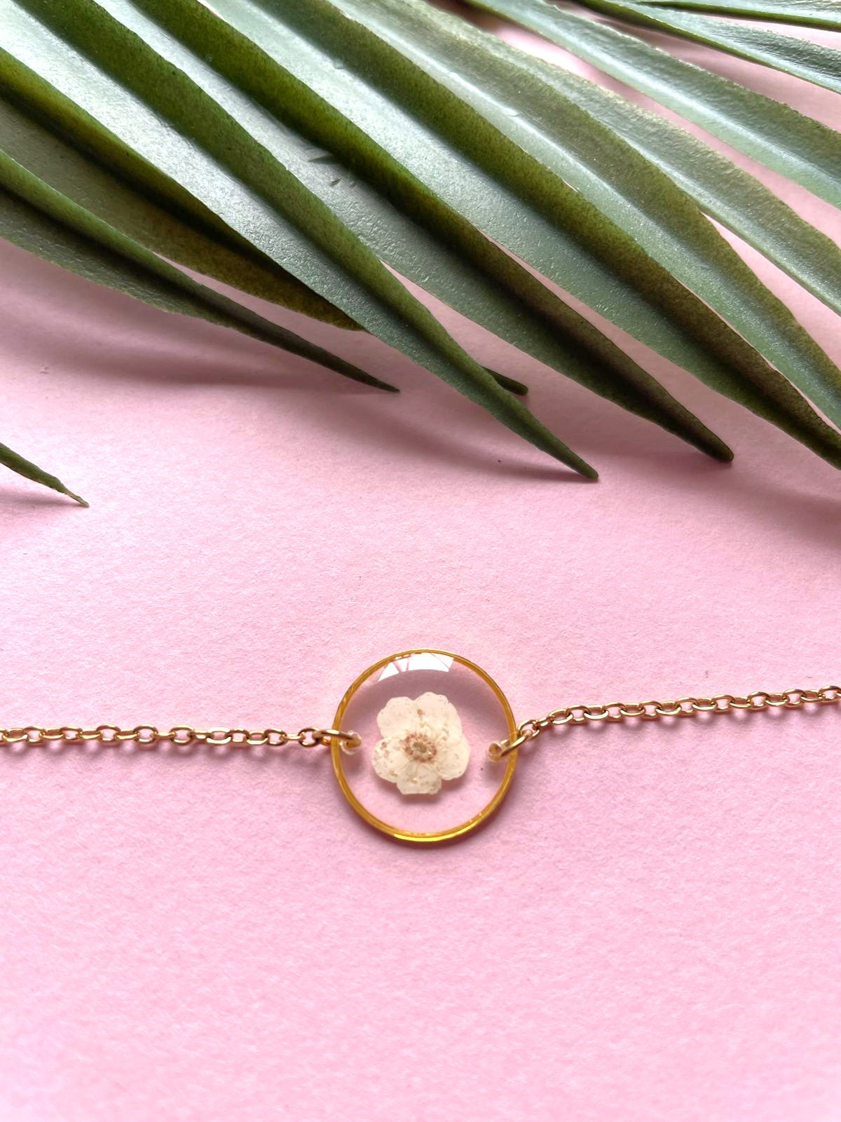 bracelet fin chaine acier inoxydable médaillon fleur sechee rose resine spiree rose, bleu, turquoise, or, argent, orange, rouge, violet, noir, blanc spiree myosotis