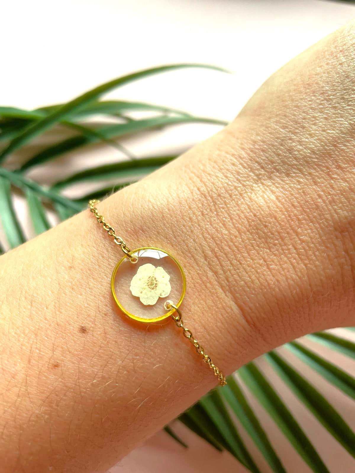 bracelet fin chaine acier inoxydable médaillon fleur sechee rose resine spiree rose, bleu, turquoise, or, argent, orange, rouge, violet, noir, blanc spiree myosotis