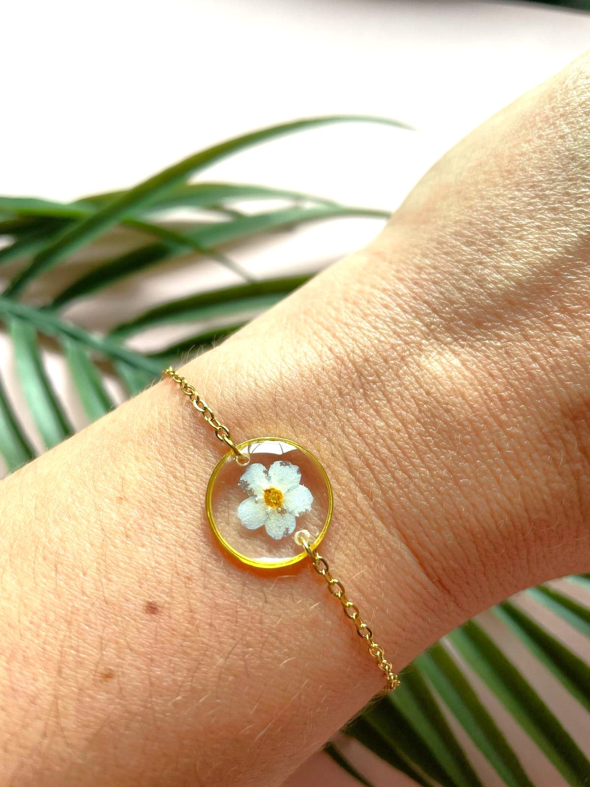 bracelet fin chaine acier inoxydable médaillon fleur sechee rose resine spiree rose, bleu, turquoise, or, argent, orange, rouge, violet, noir, blanc spiree myosotis