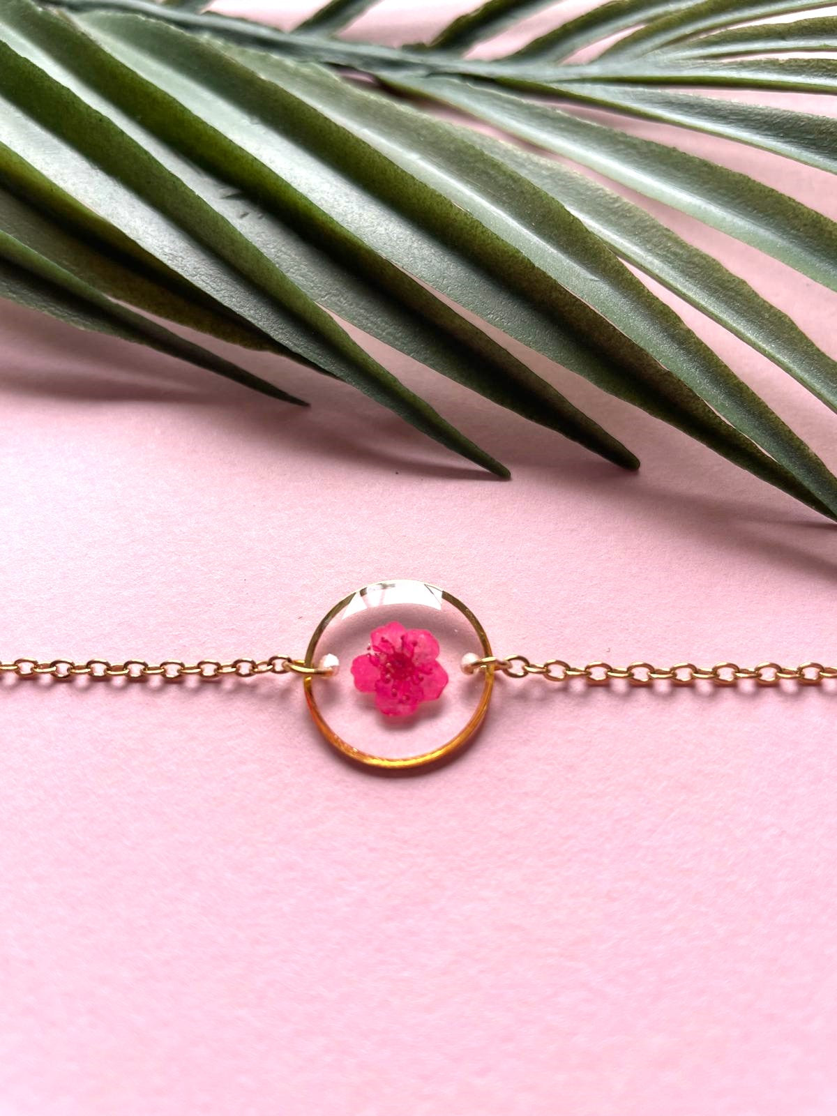 bracelet fin chaine acier inoxydable médaillon fleur sechee rose resine spiree rose, bleu, turquoise, or, argent, orange, rouge, violet, noir, blanc spiree myosotis