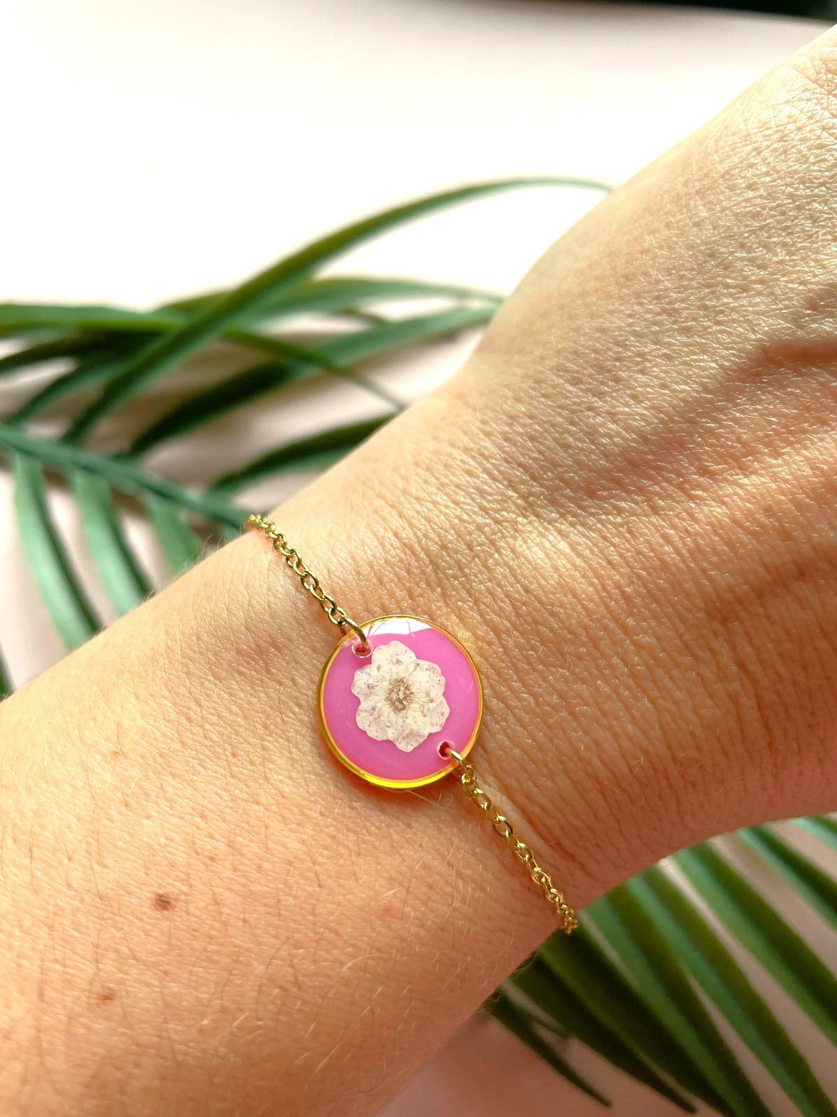 bracelet fin chaine acier inoxydable médaillon fleur sechee rose resine spiree rose, bleu, turquoise, or, argent, orange, rouge, violet, noir, blanc spiree myosotis