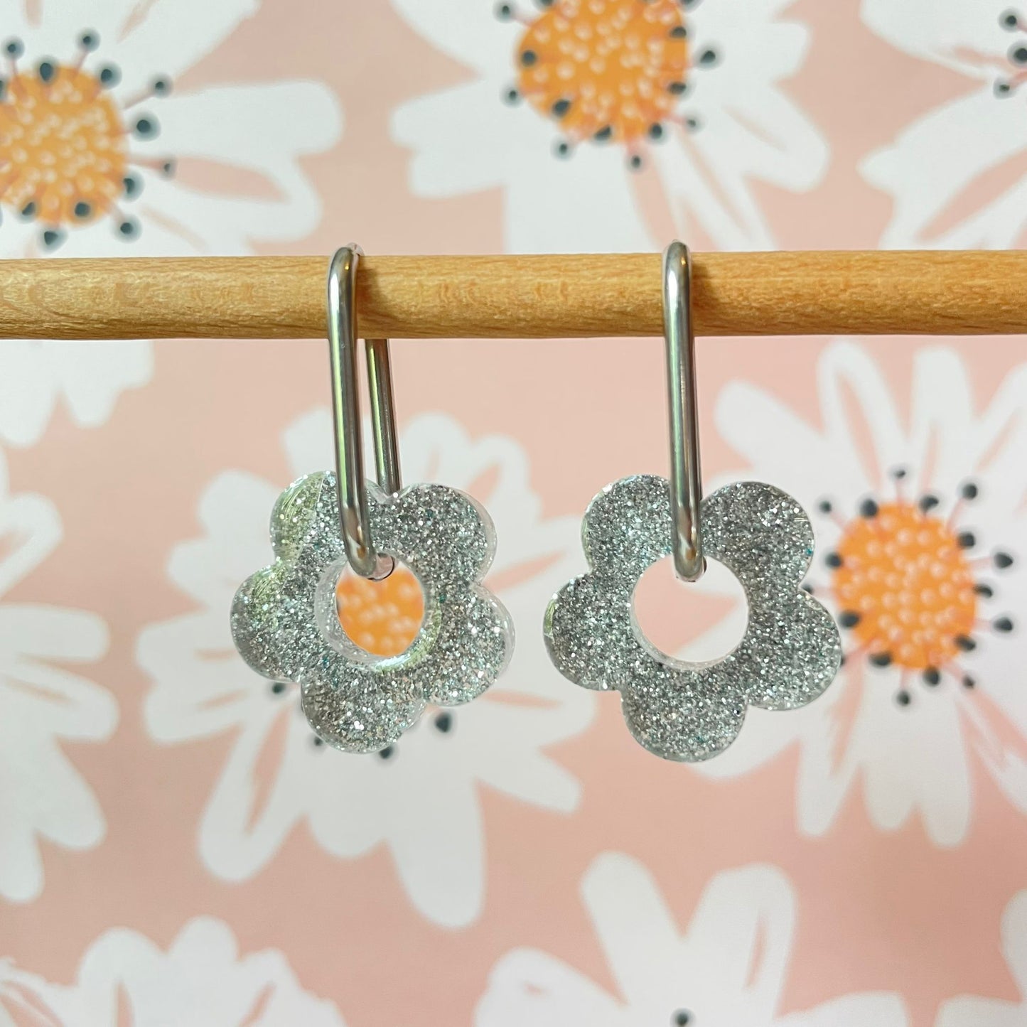 bijoux boucles d'oreilles créoles acier inoxydable ronde ovales rectangle doré argenté charm pampille fleur resine paillettes bleu brillant violet multicolore pastel vert jaune noir blanc nacré rose turquoise fuchsia orange sirène rouge néon blossom