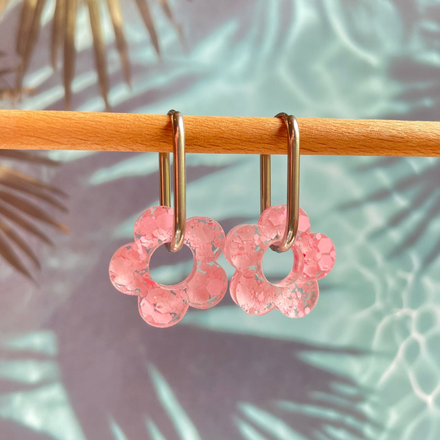 bijoux boucles d'oreilles créoles acier inoxydable ronde ovales rectangle doré argenté charm pampille fleur resine paillettes bleu brillant violet multicolore pastel vert jaune noir blanc nacré rose turquoise fuchsia orange sirène rouge néon BLOSSOM