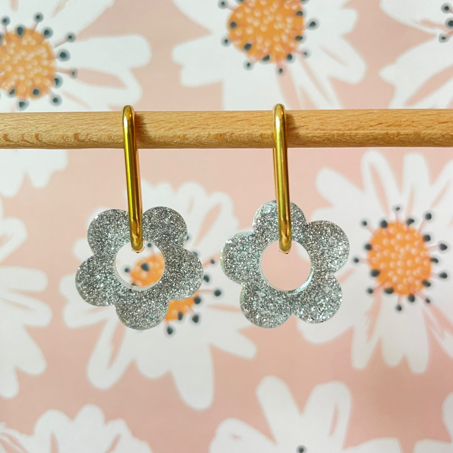 bijoux boucles d'oreilles créoles acier inoxydable ronde ovales rectangle doré argenté charm pampille fleur resine paillettes bleu brillant violet multicolore pastel vert jaune noir blanc nacré rose turquoise fuchsia orange sirène rouge néon blossom